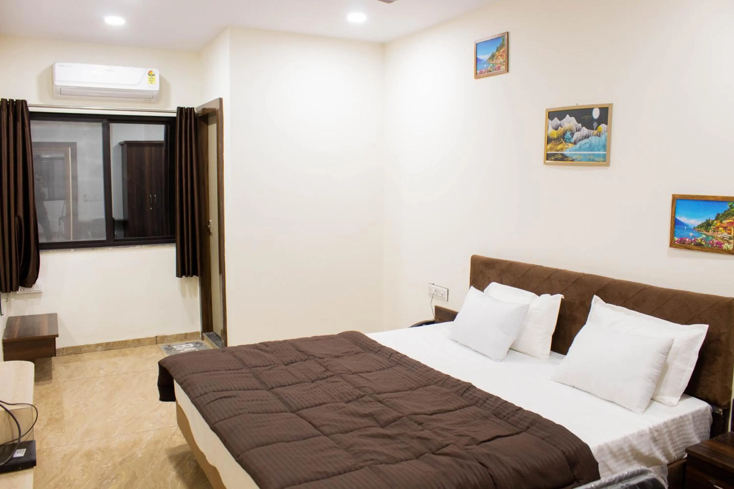 Photo of the whole room, Bed in Hotel Kiwi Inn