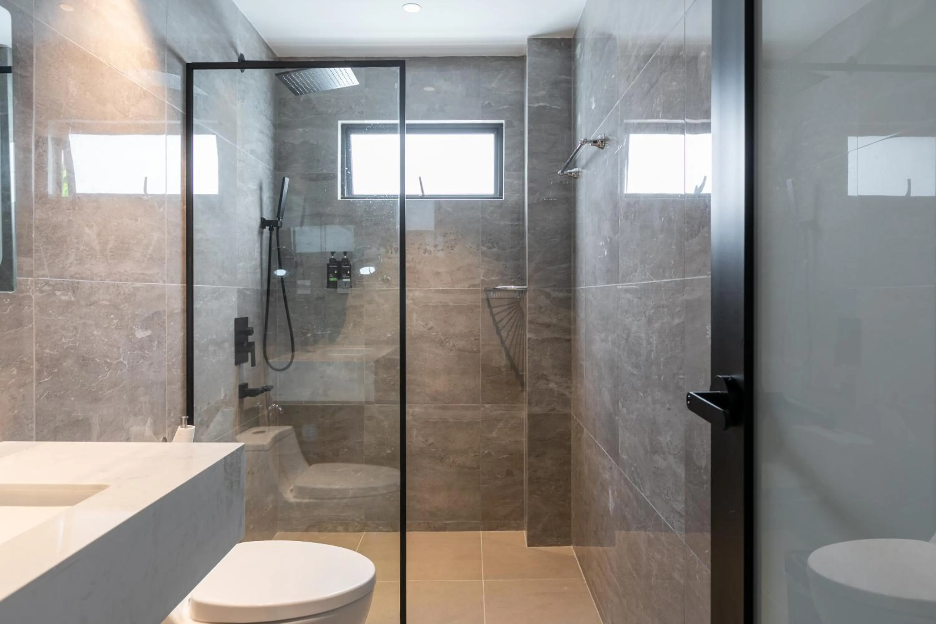 Bathroom in Kontor Mansion - 3 mins to Teluk Chempedak Beach & Private Pool