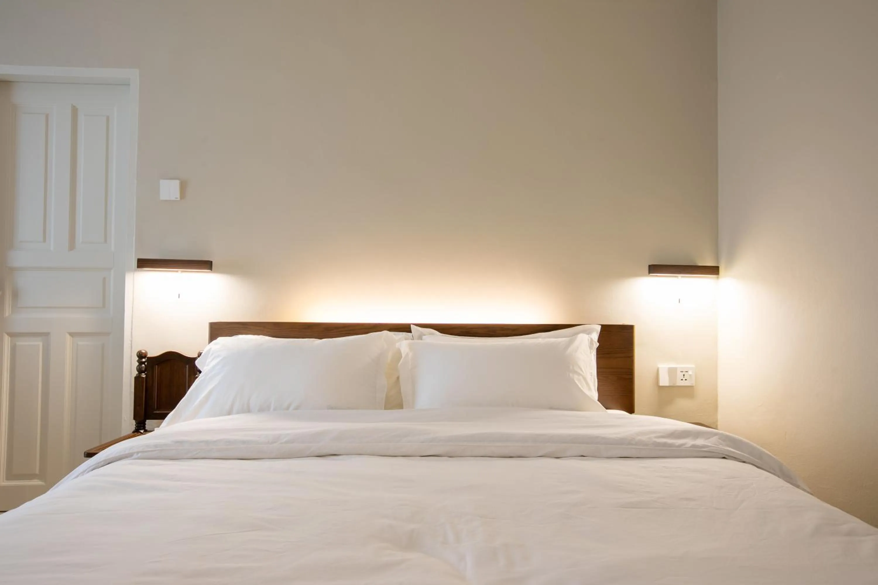 Bed in Kontor Mansion - 3 mins to Teluk Chempedak Beach & Private Pool