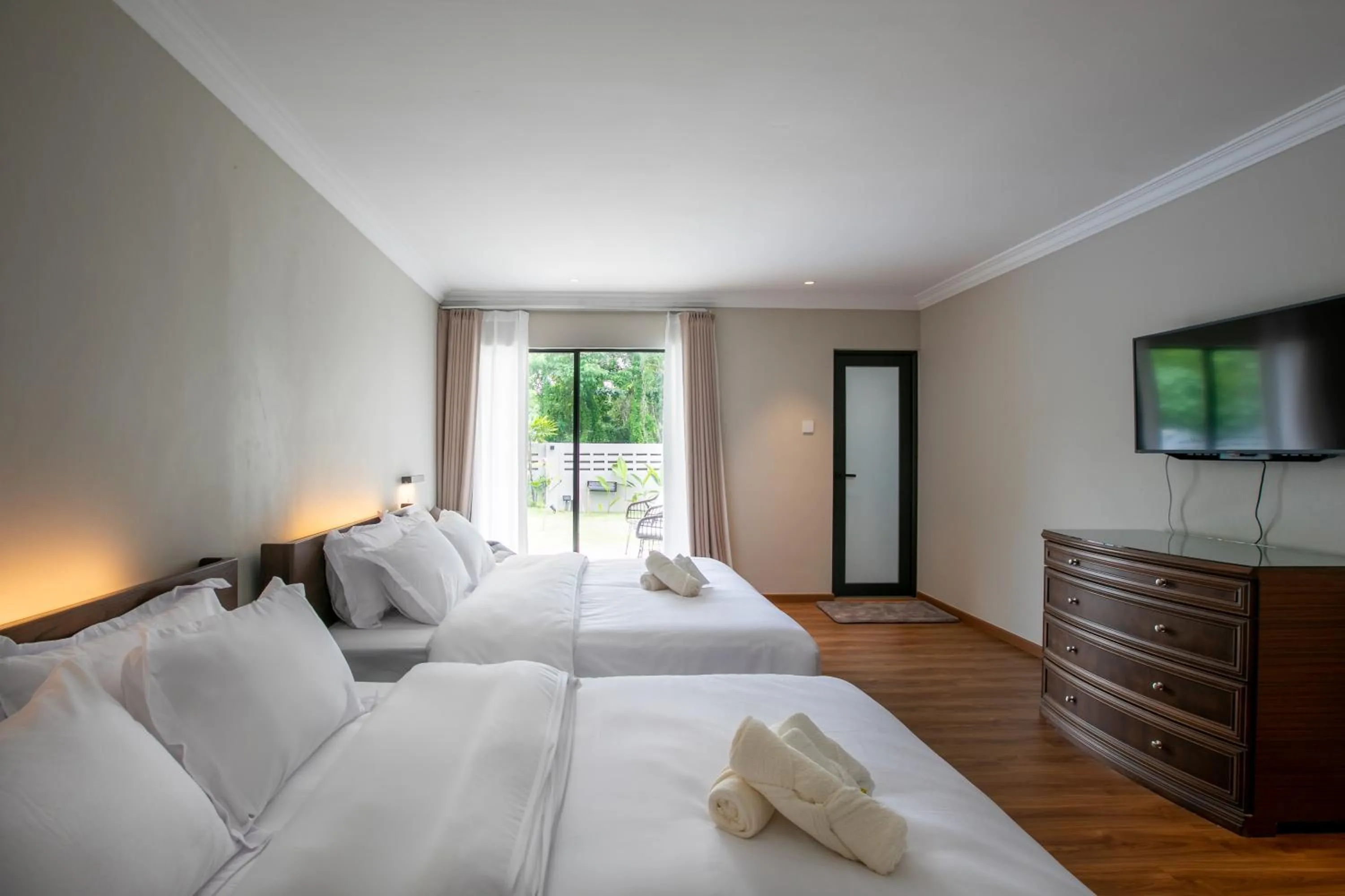 Bed in Kontor Mansion - 3 mins to Teluk Chempedak Beach & Private Pool