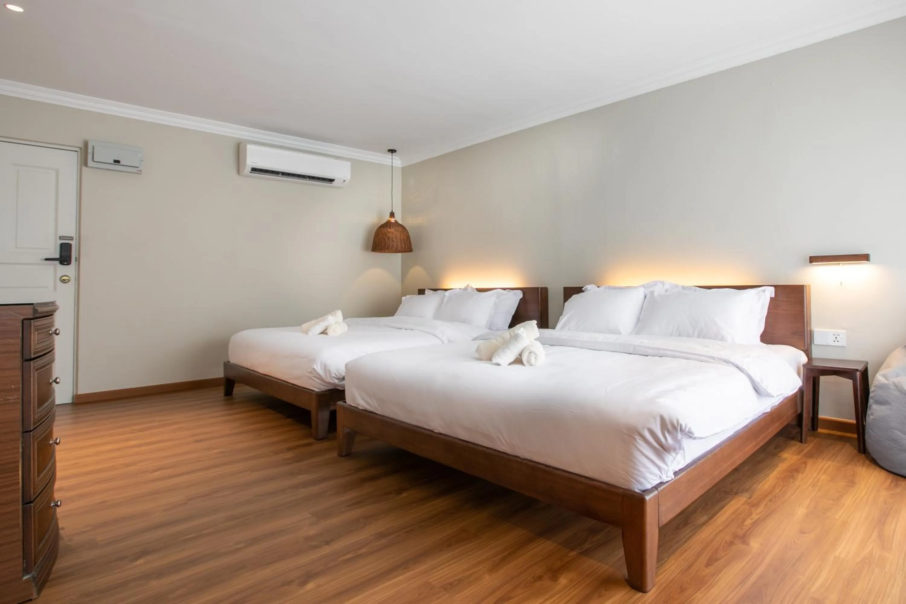 Bed in Kontor Mansion - 3 mins to Teluk Chempedak Beach & Private Pool