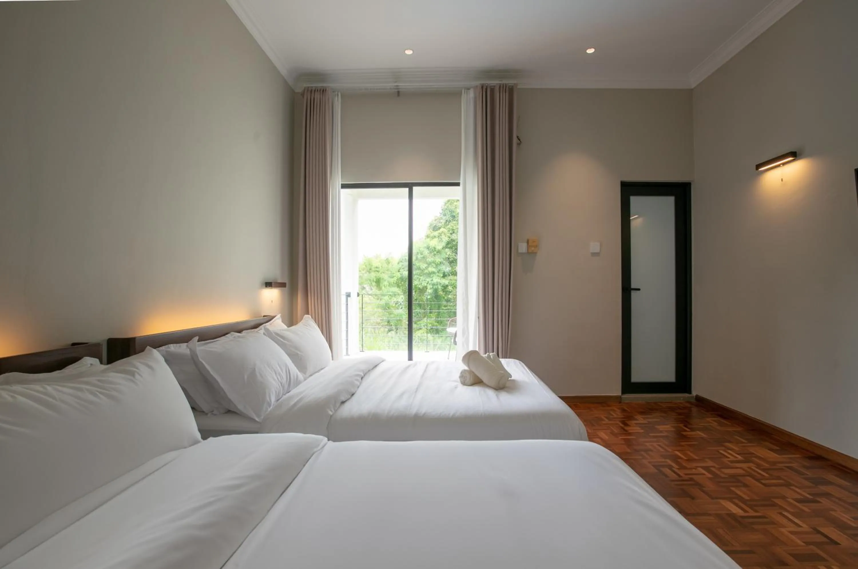 Bed in Kontor Mansion - 3 mins to Teluk Chempedak Beach & Private Pool