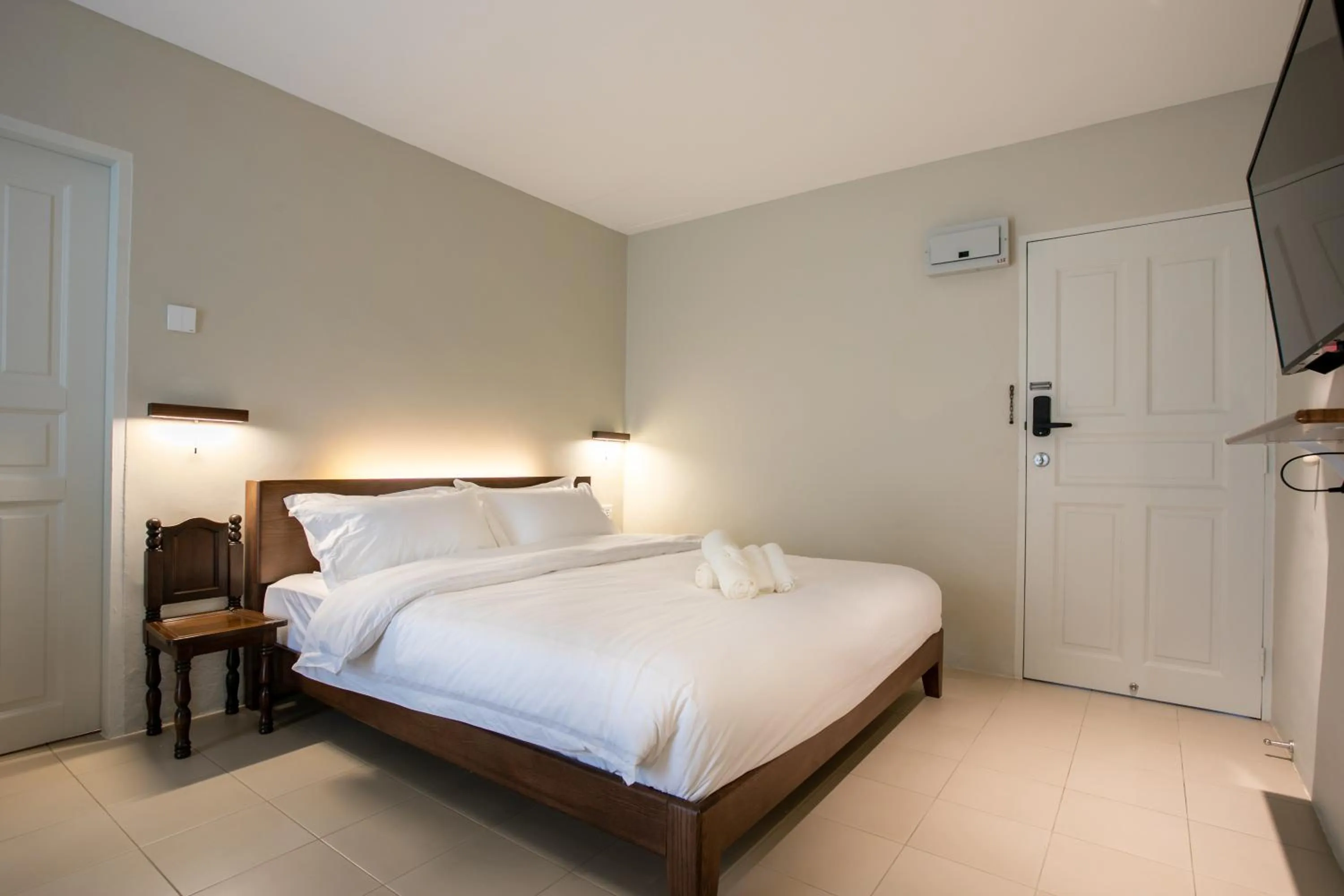 Bed in Kontor Mansion - 3 mins to Teluk Chempedak Beach & Private Pool