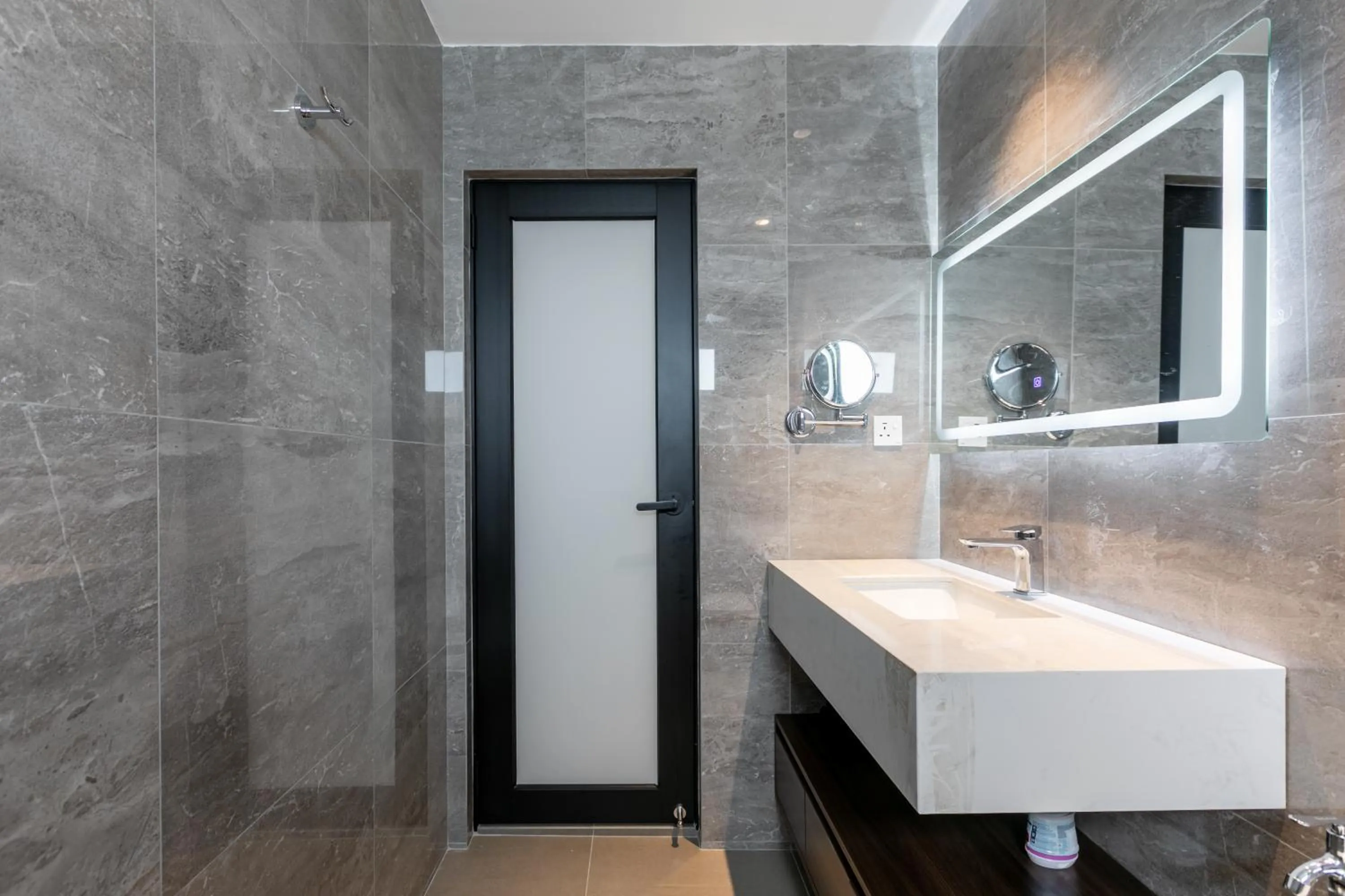 Bathroom in Kontor Mansion - 3 mins to Teluk Chempedak Beach & Private Pool