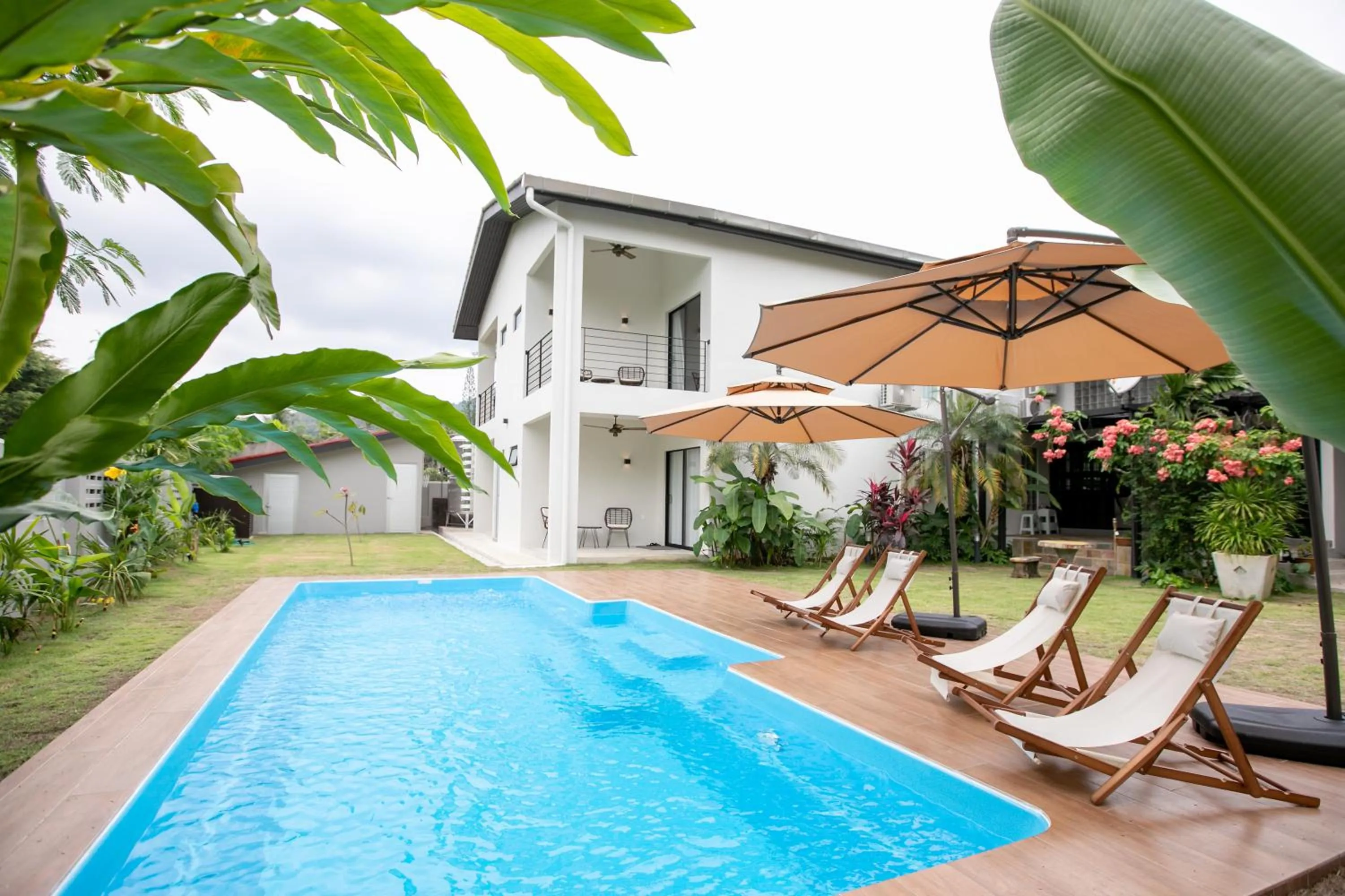 Pool view in Kontor Mansion - 3 mins to Teluk Chempedak Beach & Private Pool