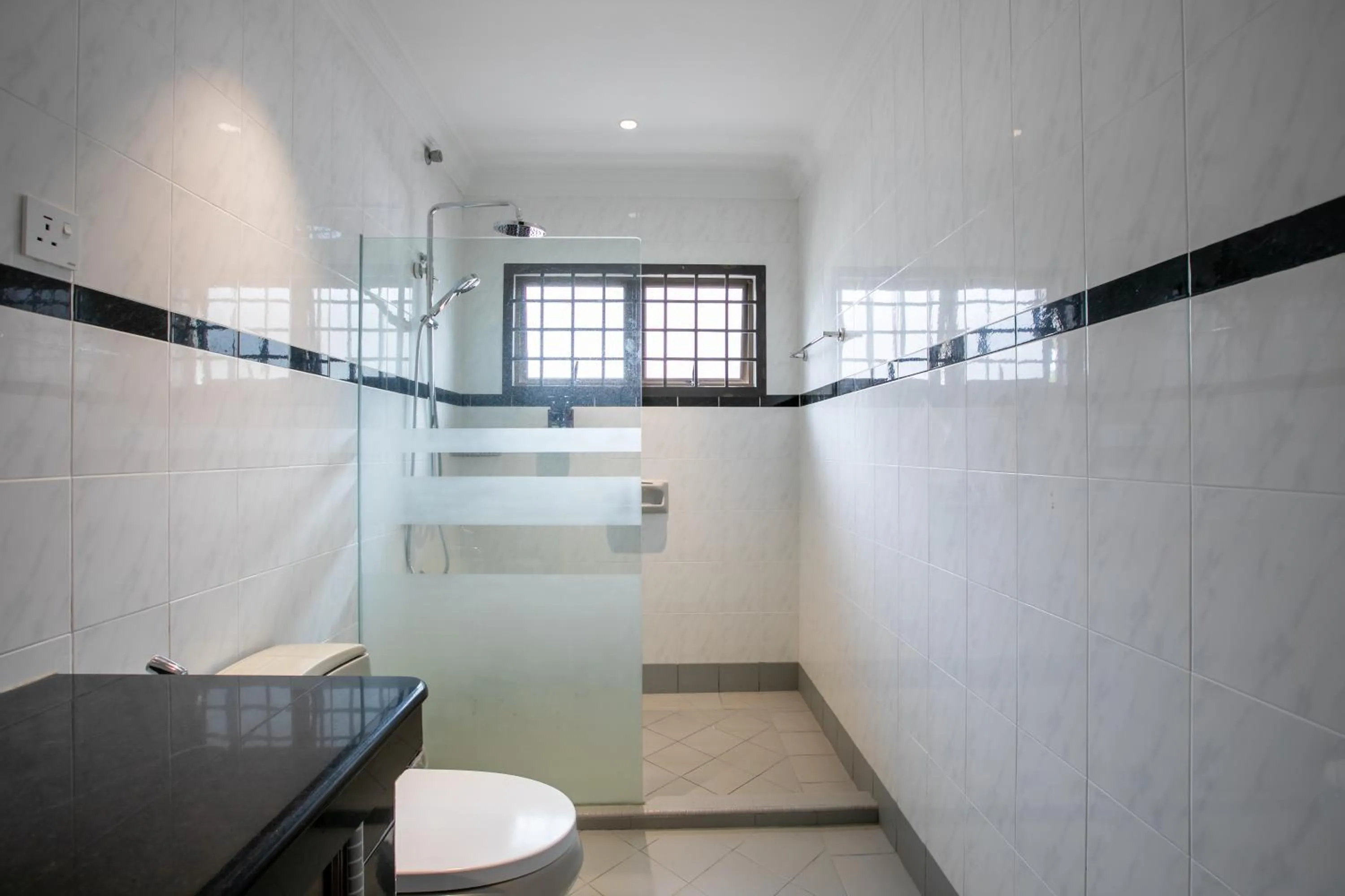 Shower in Kontor Mansion - 3 mins to Teluk Chempedak Beach & Private Pool
