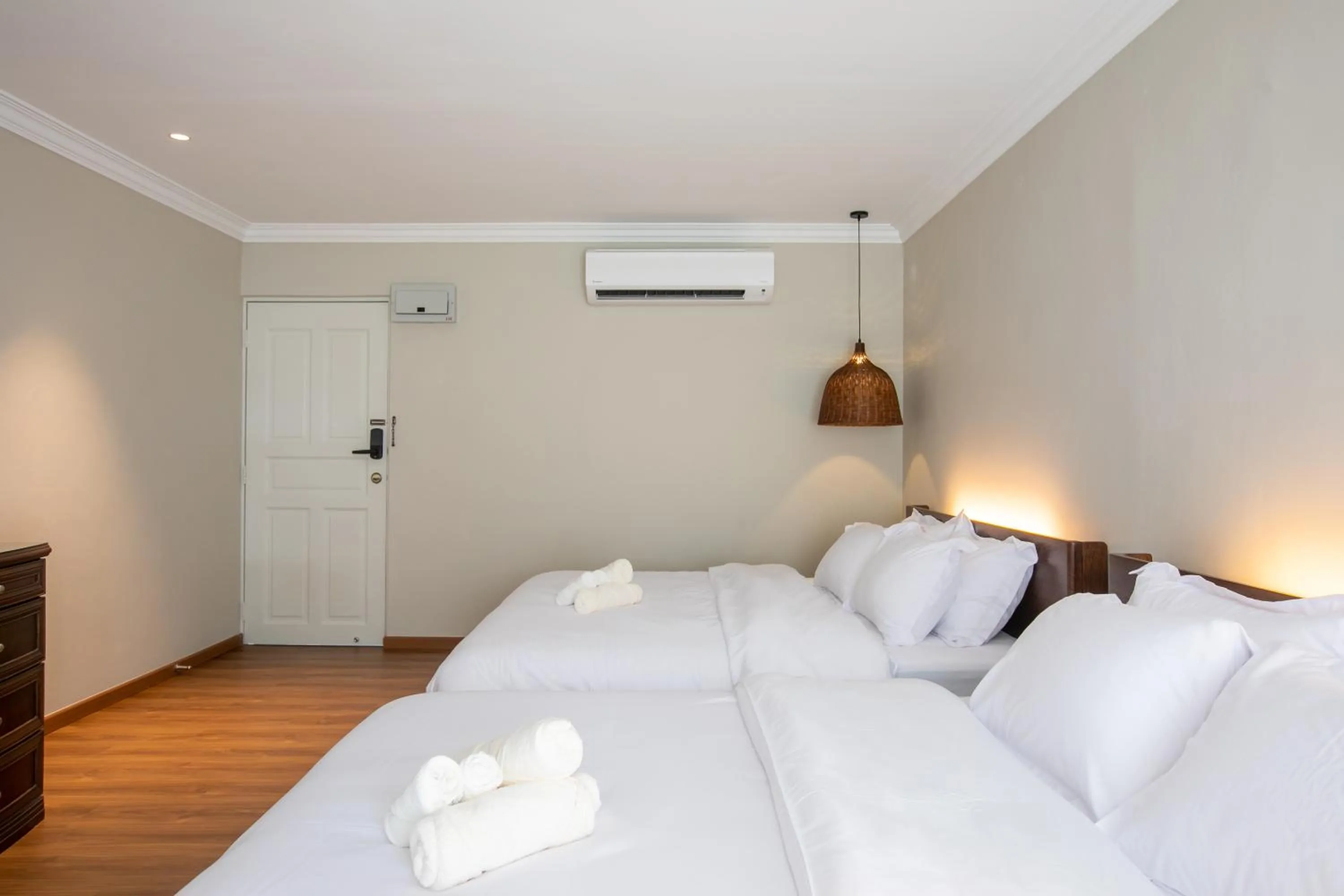 Bed in Kontor Mansion - 3 mins to Teluk Chempedak Beach & Private Pool