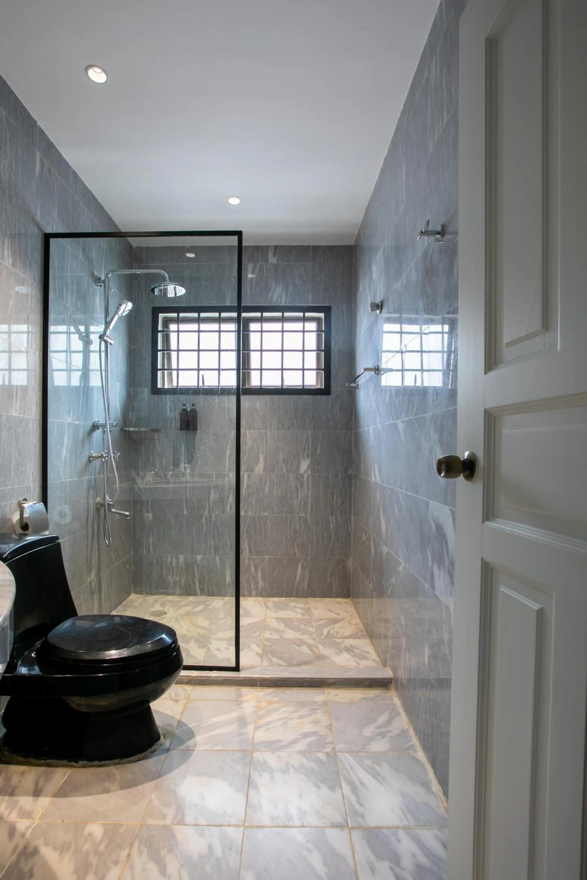 Shower in Kontor Mansion - 3 mins to Teluk Chempedak Beach & Private Pool