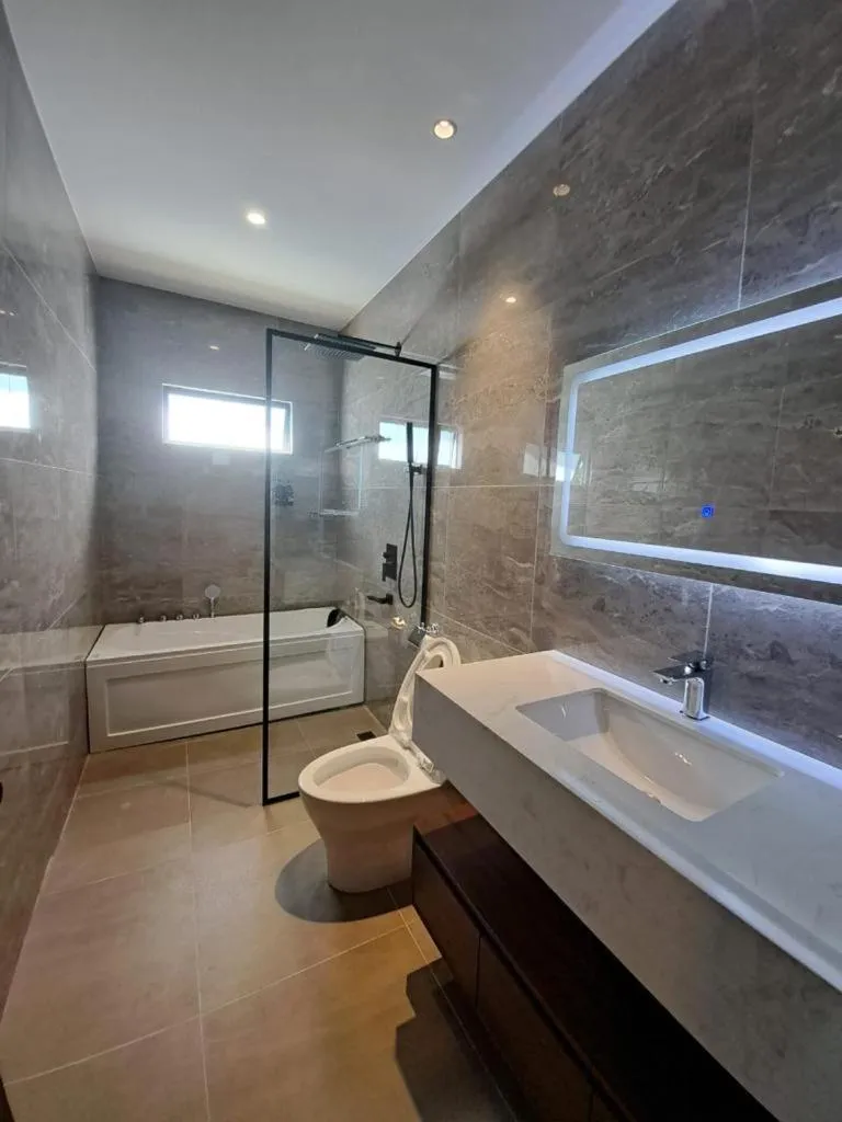 Bathroom in Kontor Mansion - 3 mins to Teluk Chempedak Beach & Private Pool