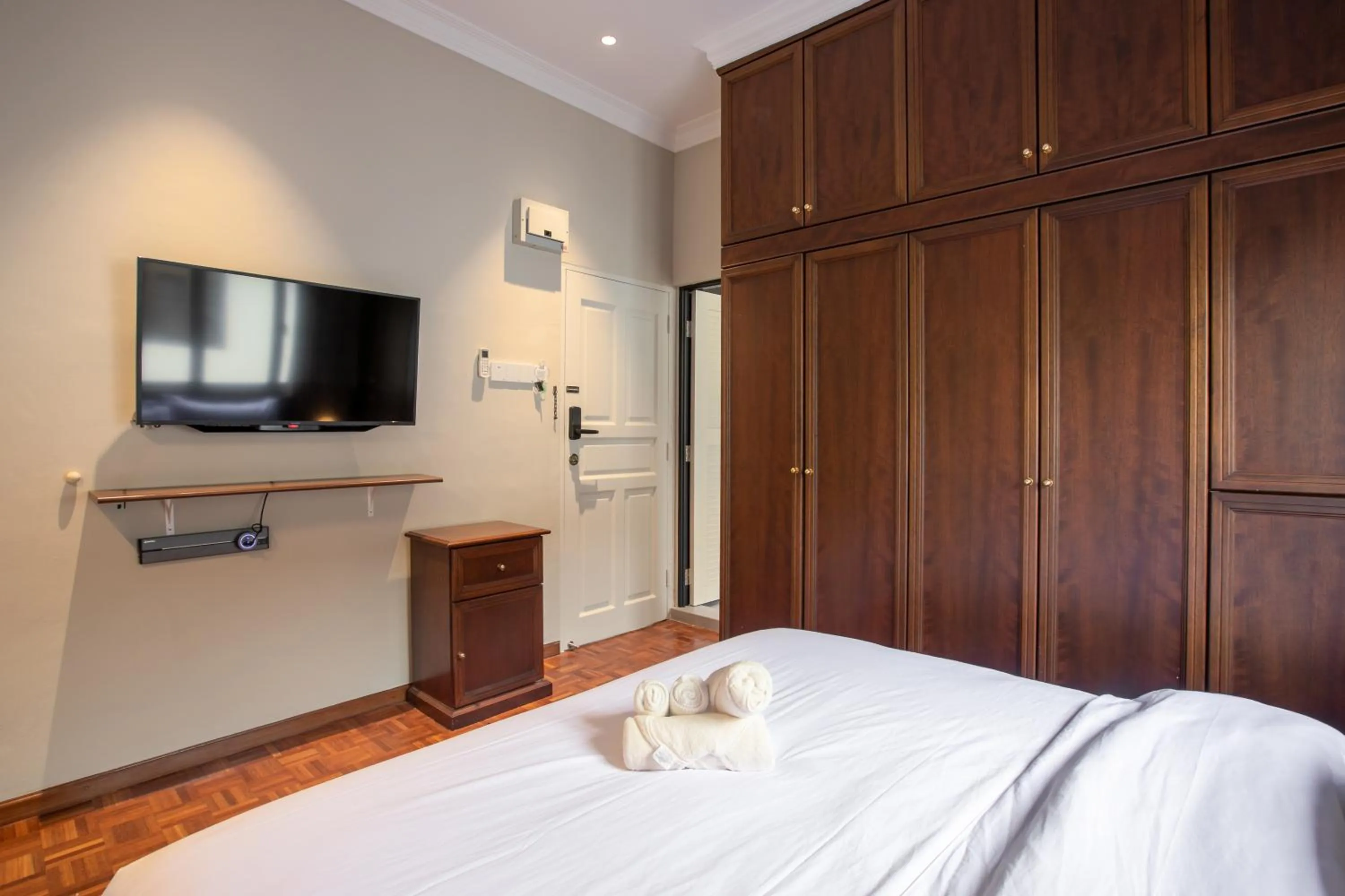 Bed in Kontor Mansion - 3 mins to Teluk Chempedak Beach & Private Pool