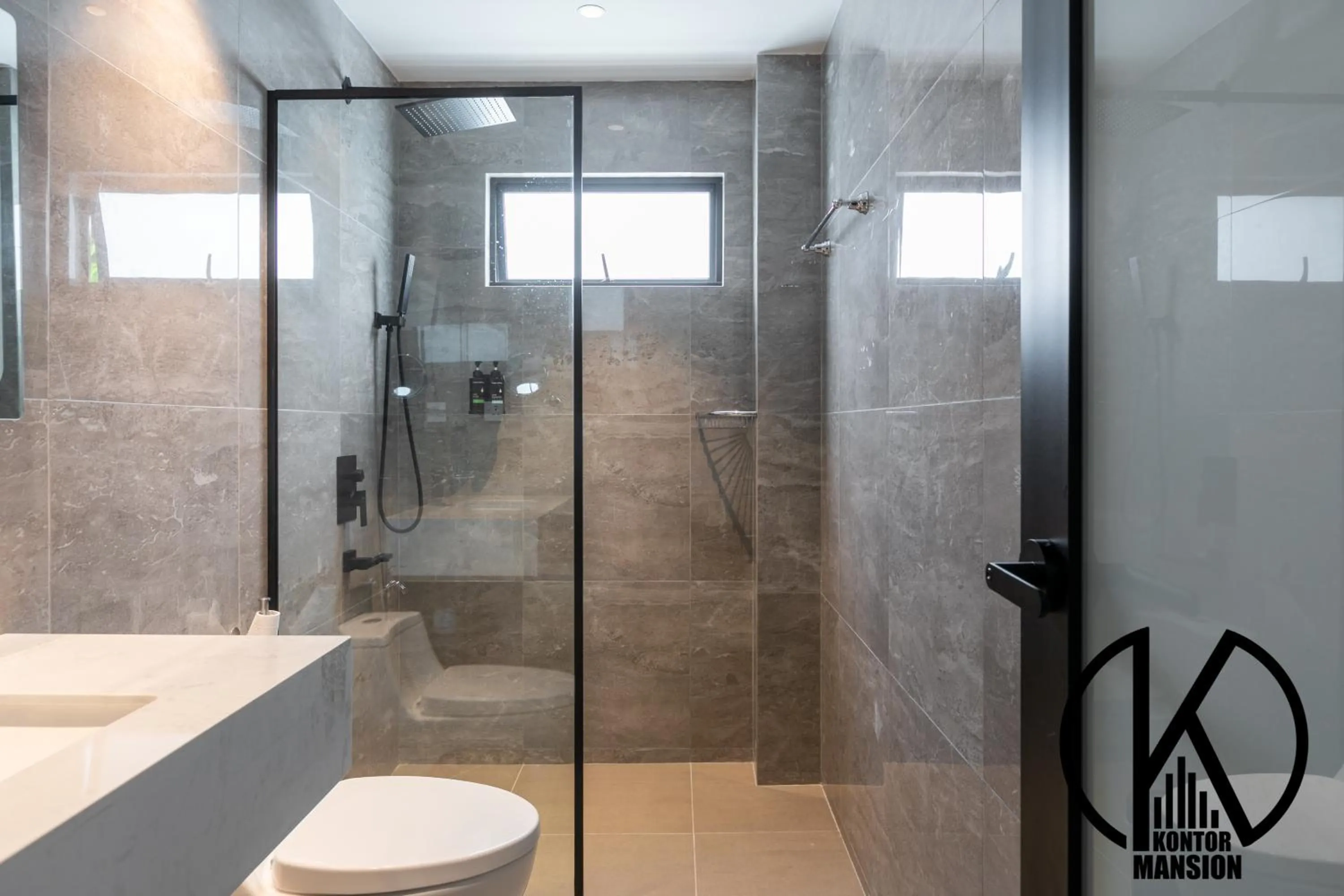 Shower in Kontor Mansion - 3 mins to Teluk Chempedak Beach & Private Pool