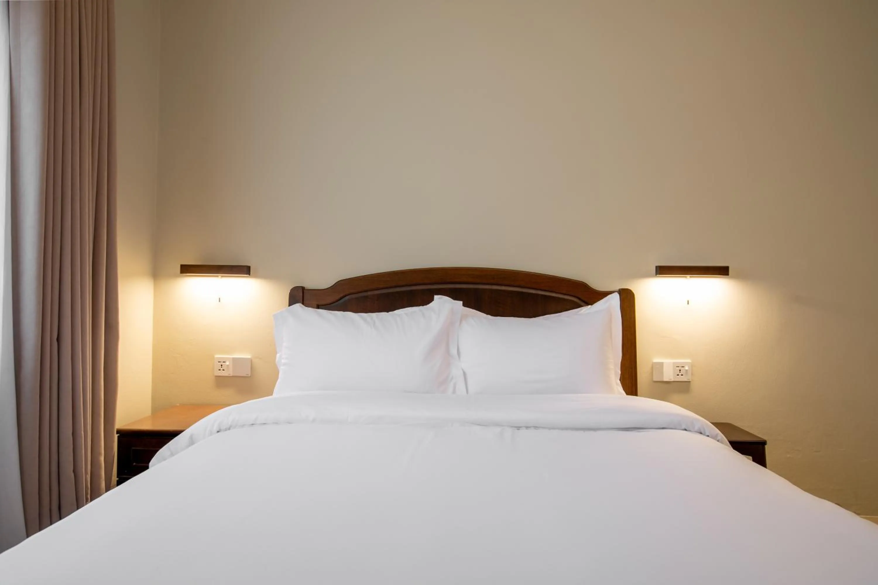 Bed in Kontor Mansion - 3 mins to Teluk Chempedak Beach & Private Pool