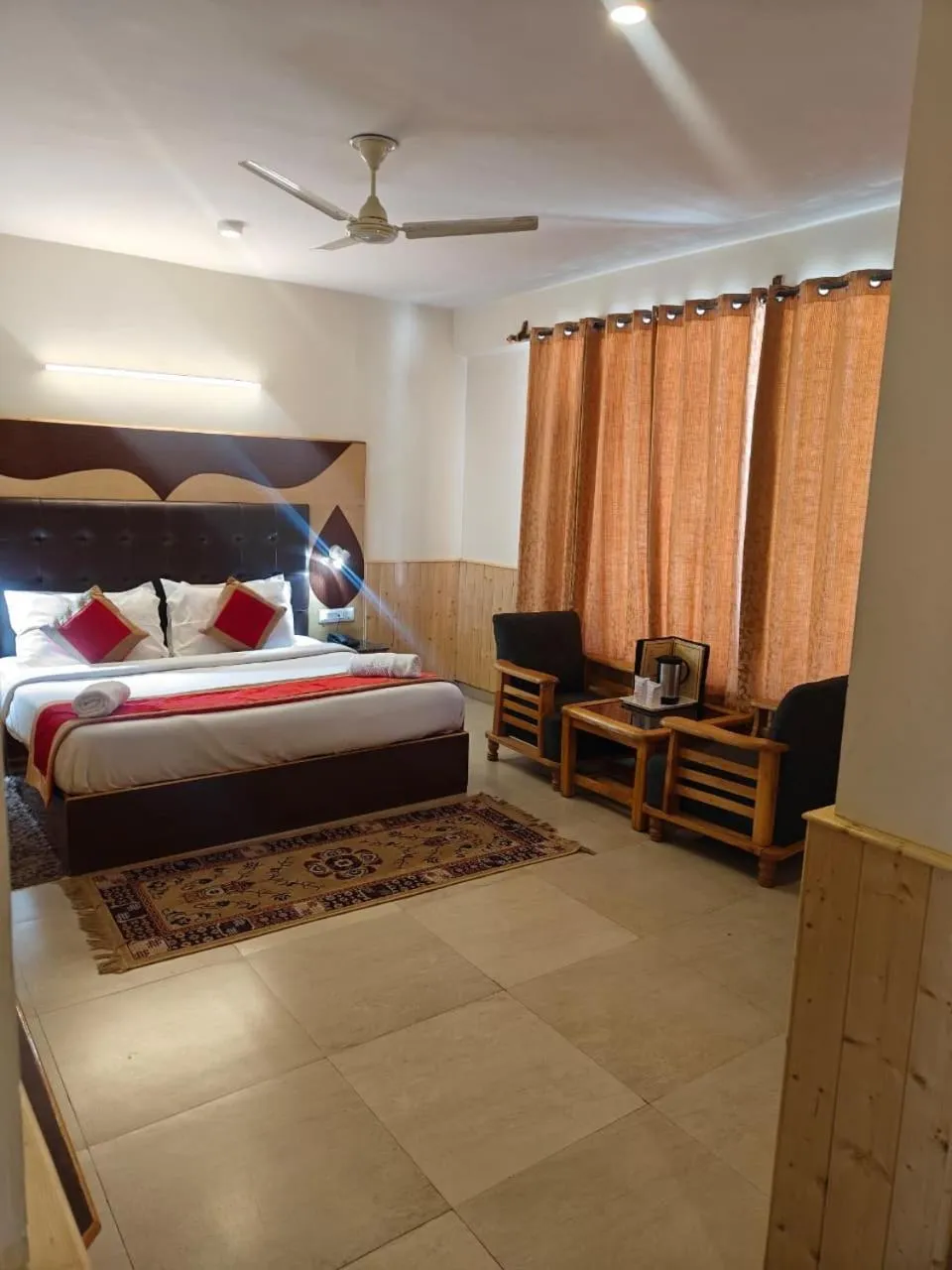 Seating area, Bed in Hotel Sky Heaven