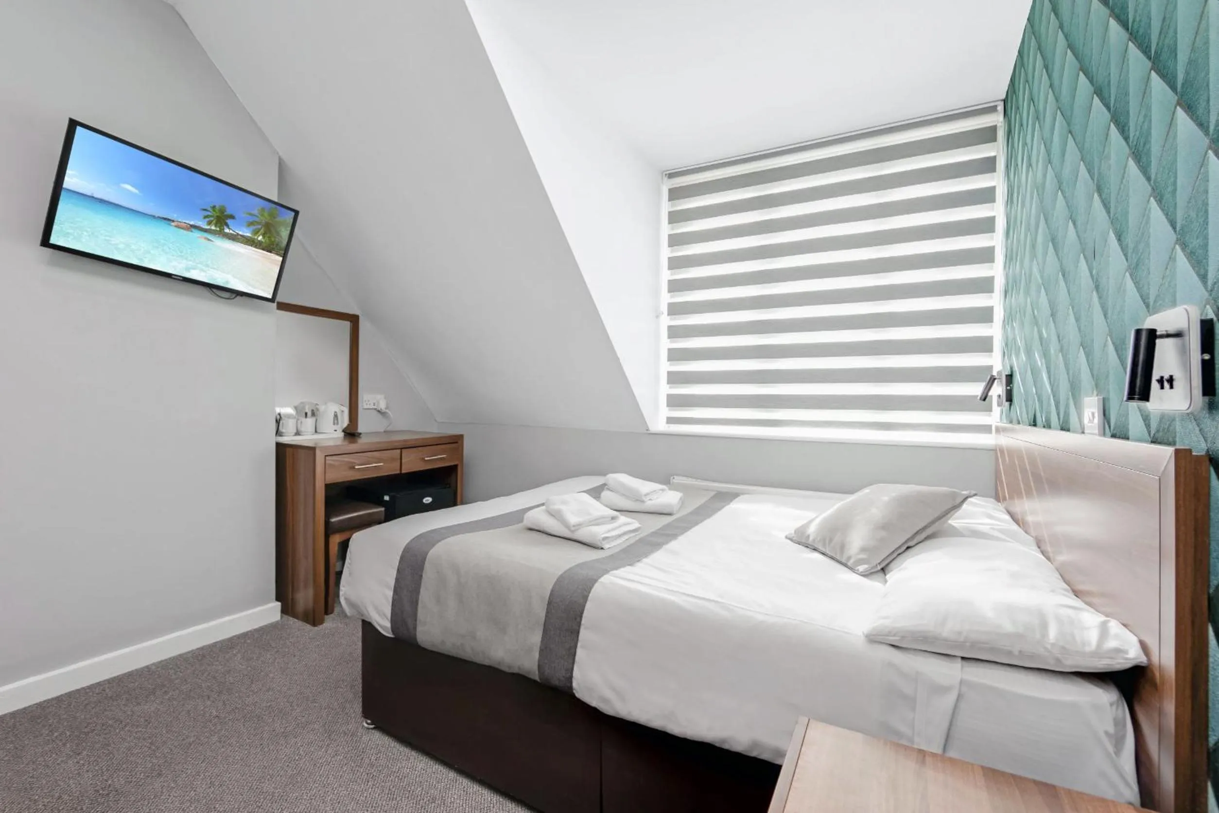 Bedroom, Bed in King Solomon Hotel- Golders Green