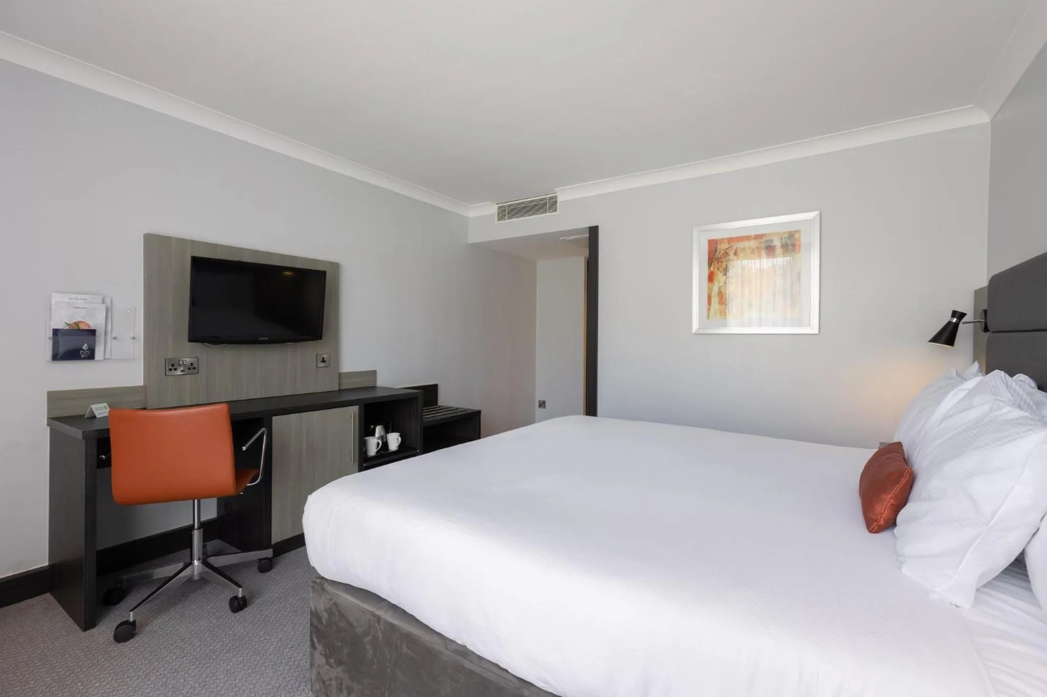 Photo of the whole room, Bed in Holiday Inn Newcastle Gosforth Park by IHG