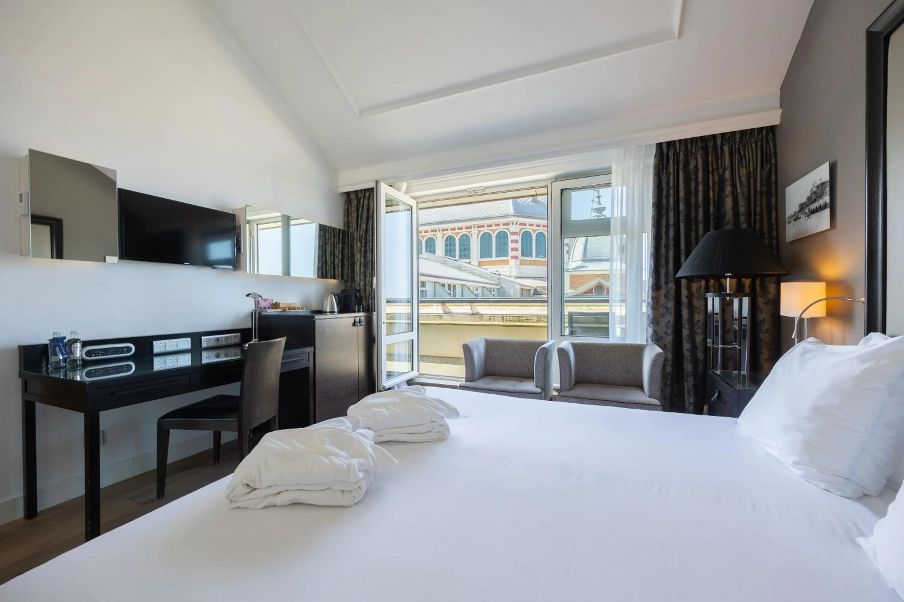 View (from property/room), Bed in Grand Hotel Amrâth Kurhaus The Hague Scheveningen