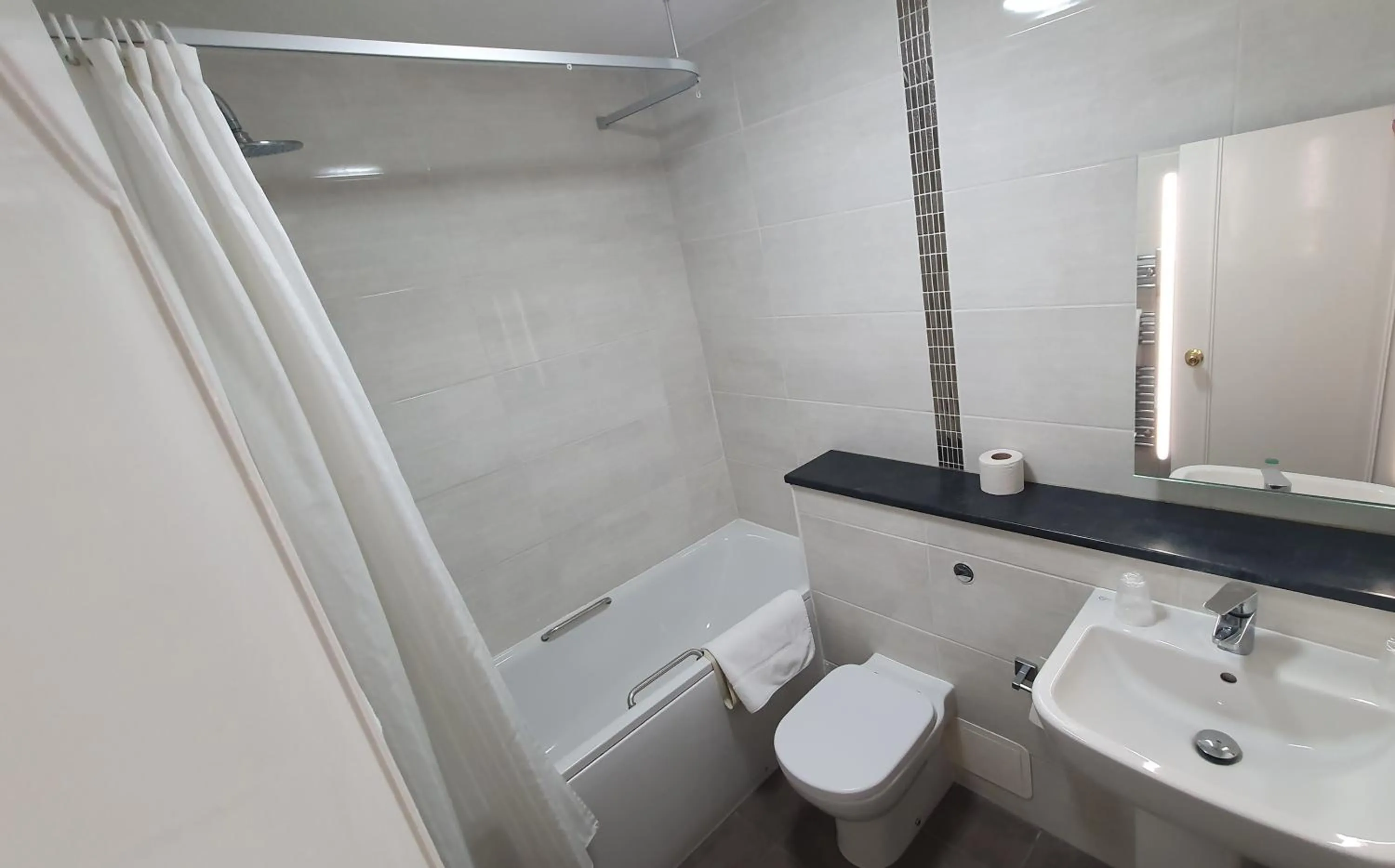 Shower in Alton House Hotel