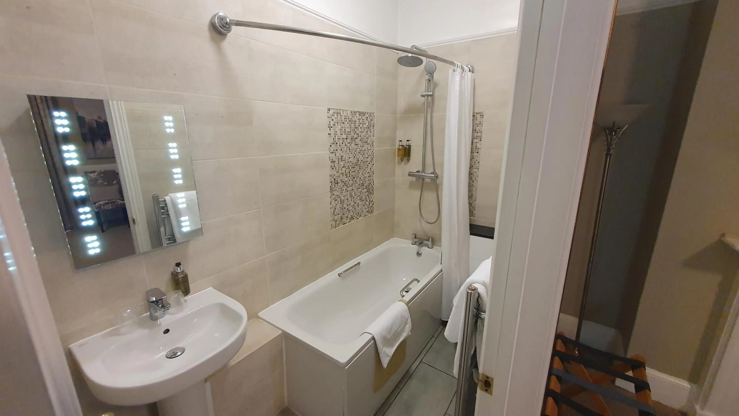 Shower in Alton House Hotel