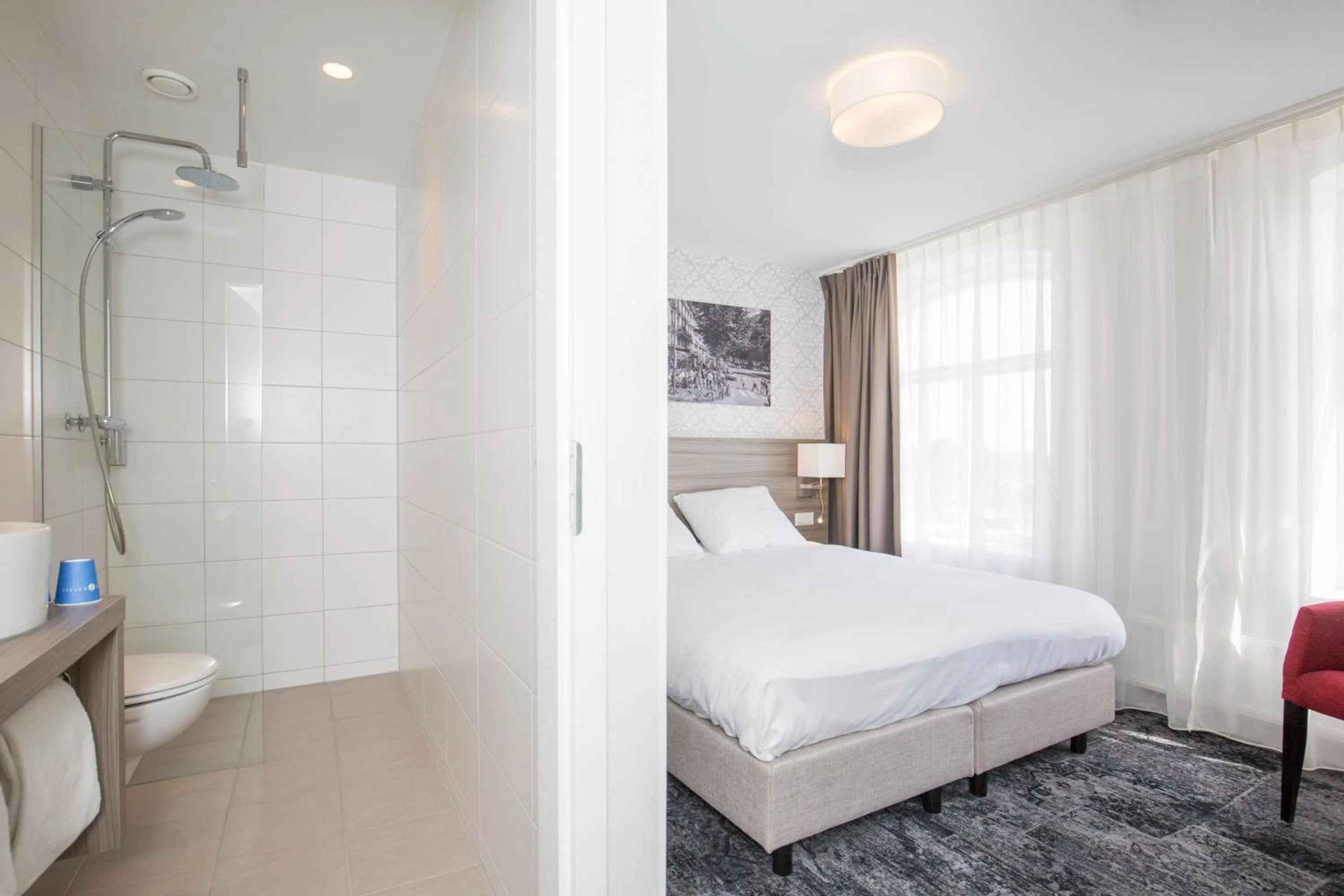 Bathroom, Bed in Fletcher Hotel-Restaurant Middelburg