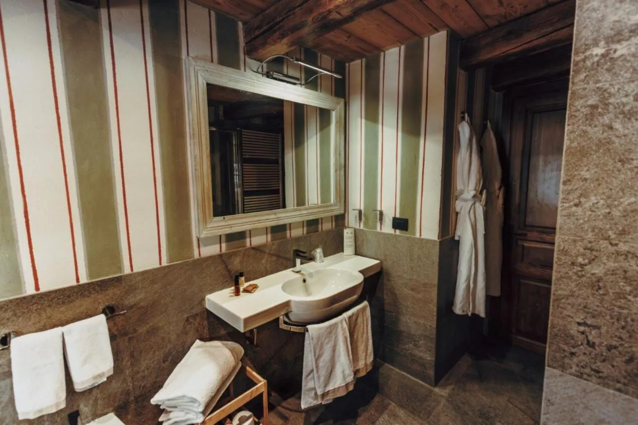Bathroom in Locanda La Brenva - Estella Hotel Collection & Experience