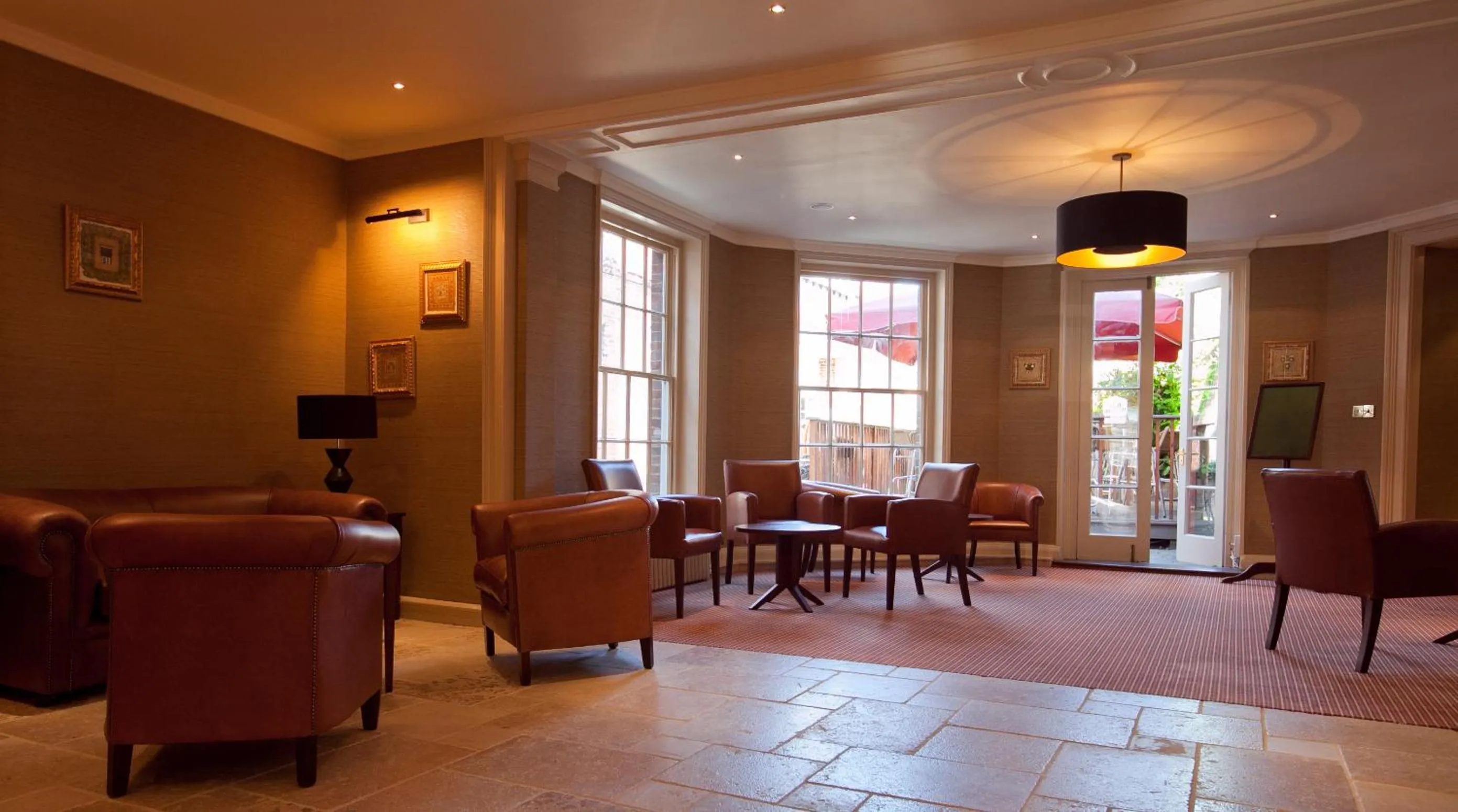 Lobby or reception in Rose & Crown Hotel Tonbridge By Uno