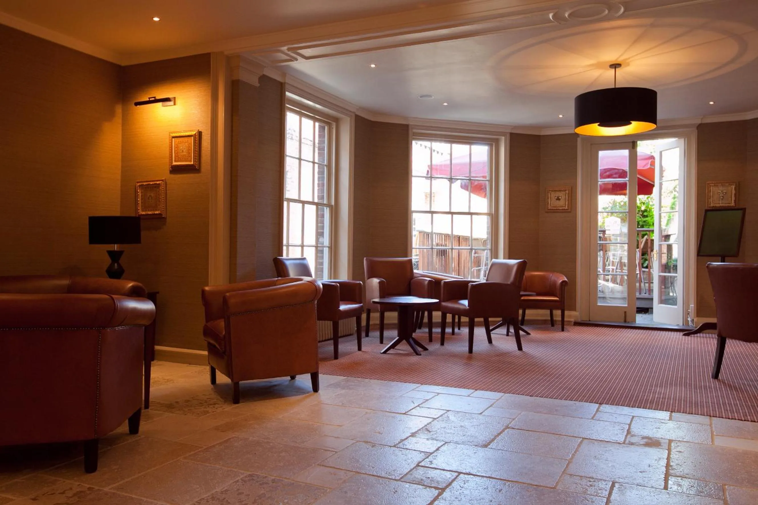 Lobby or reception in Rose & Crown Hotel Tonbridge By Uno