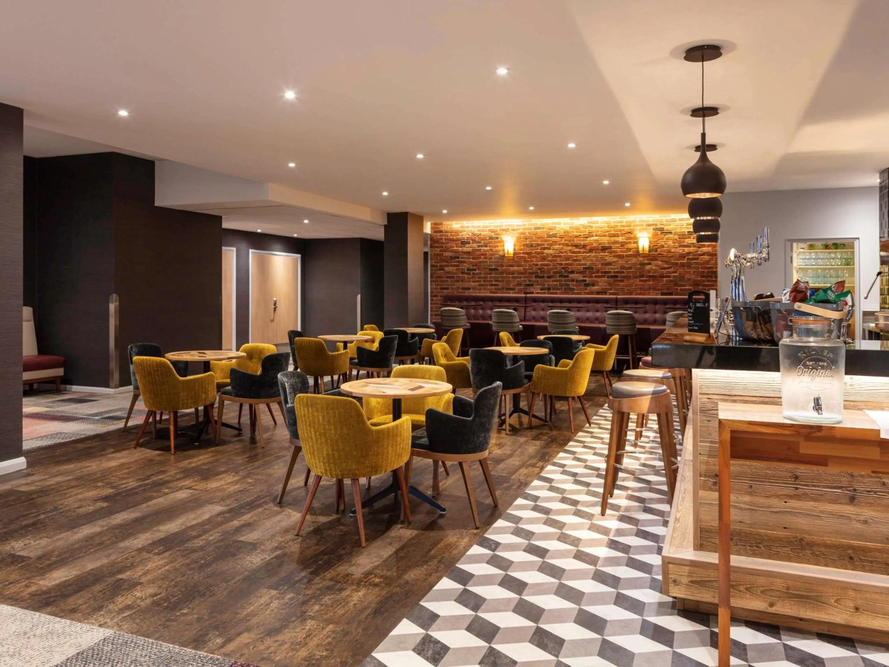 Lounge or bar in Novotel Newcastle Airport