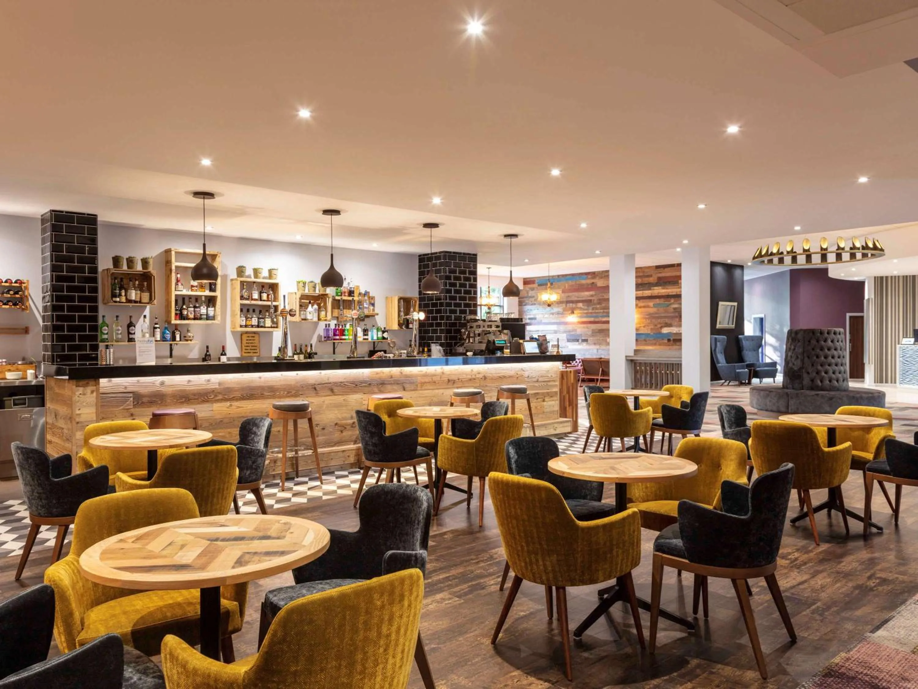 Restaurant/places to eat in Novotel Newcastle Airport