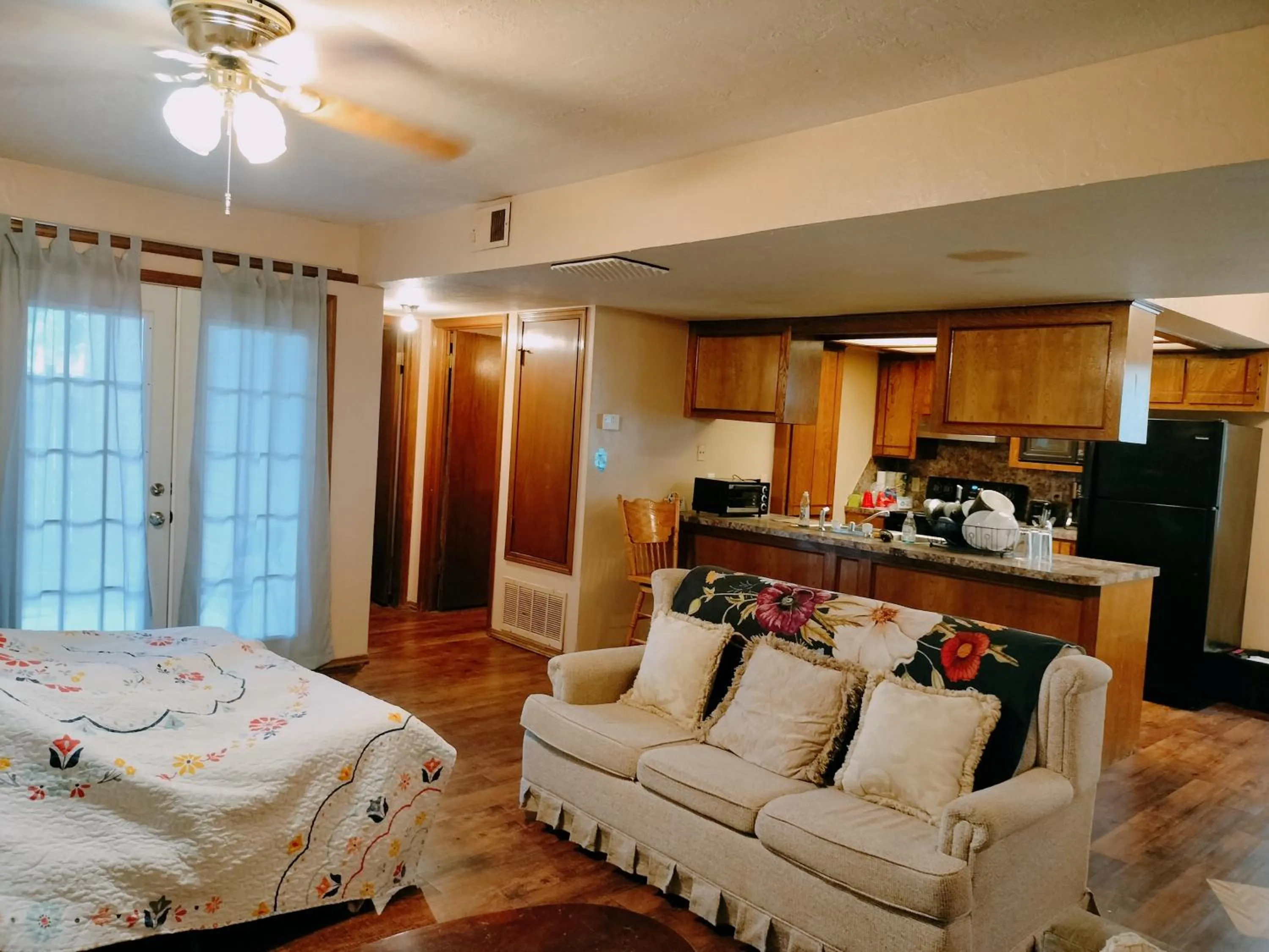 Golden Sunflower's Apt D