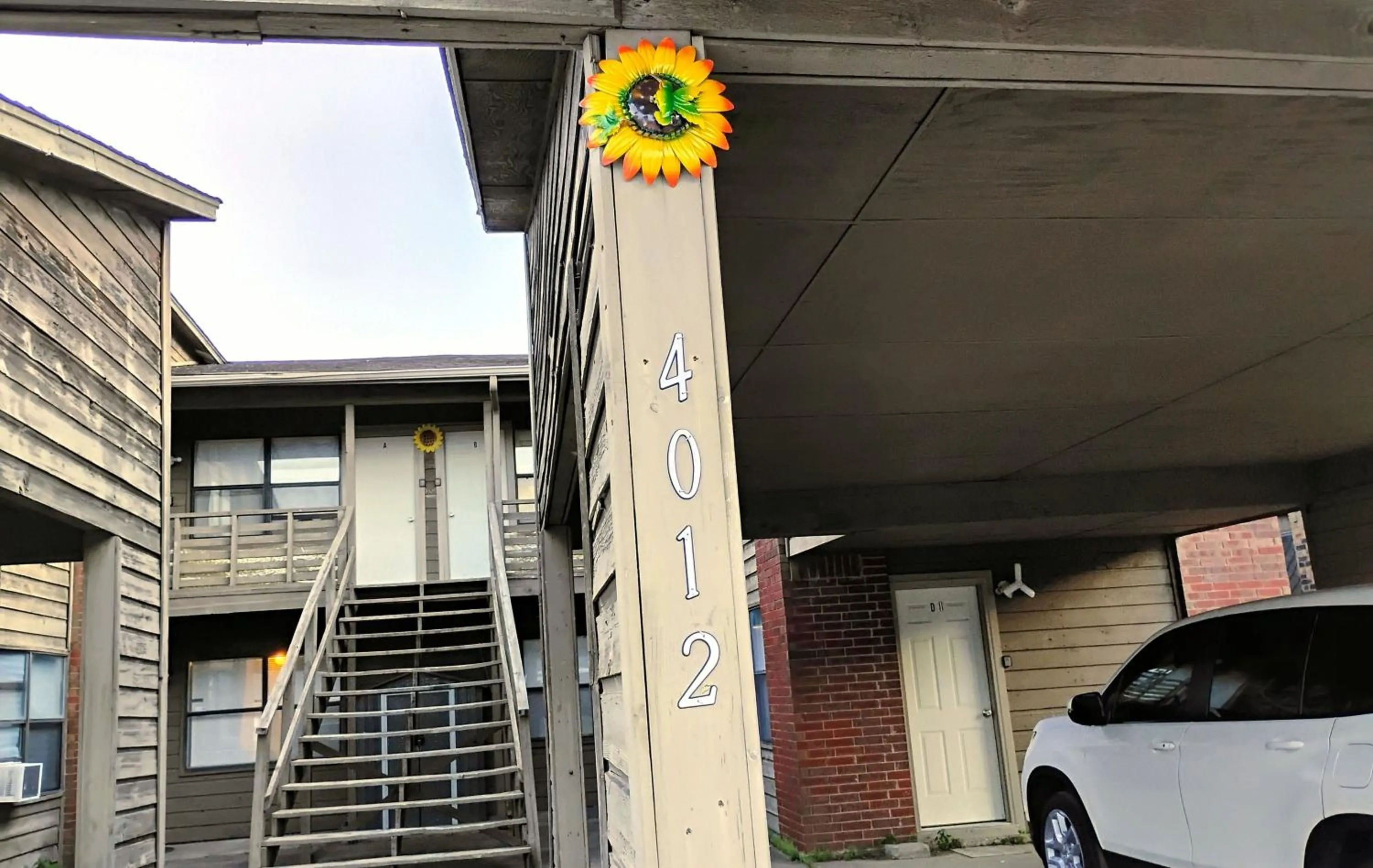 Golden Sunflower's Apt D