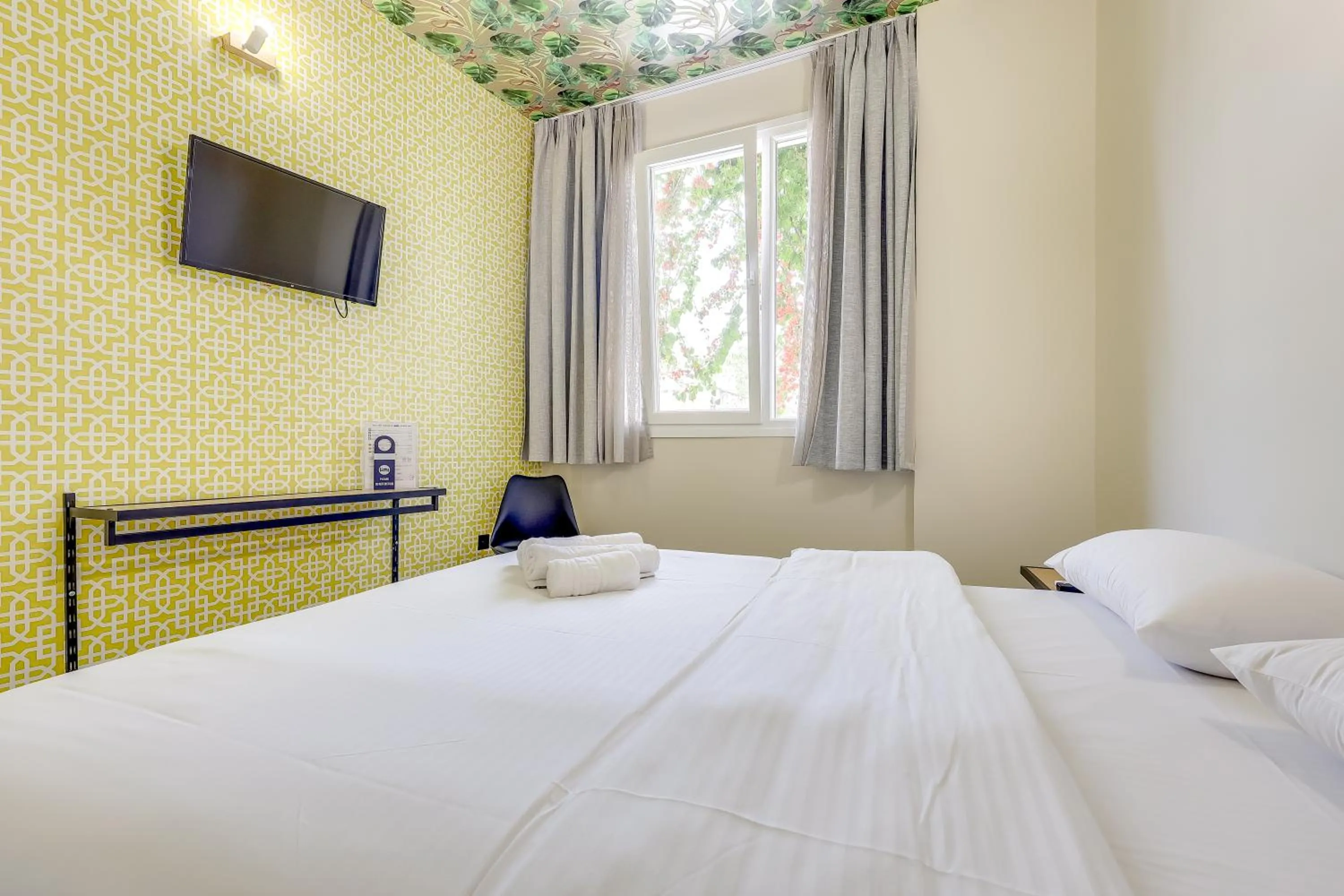 Photo of the whole room, Bed in 7ATHENS