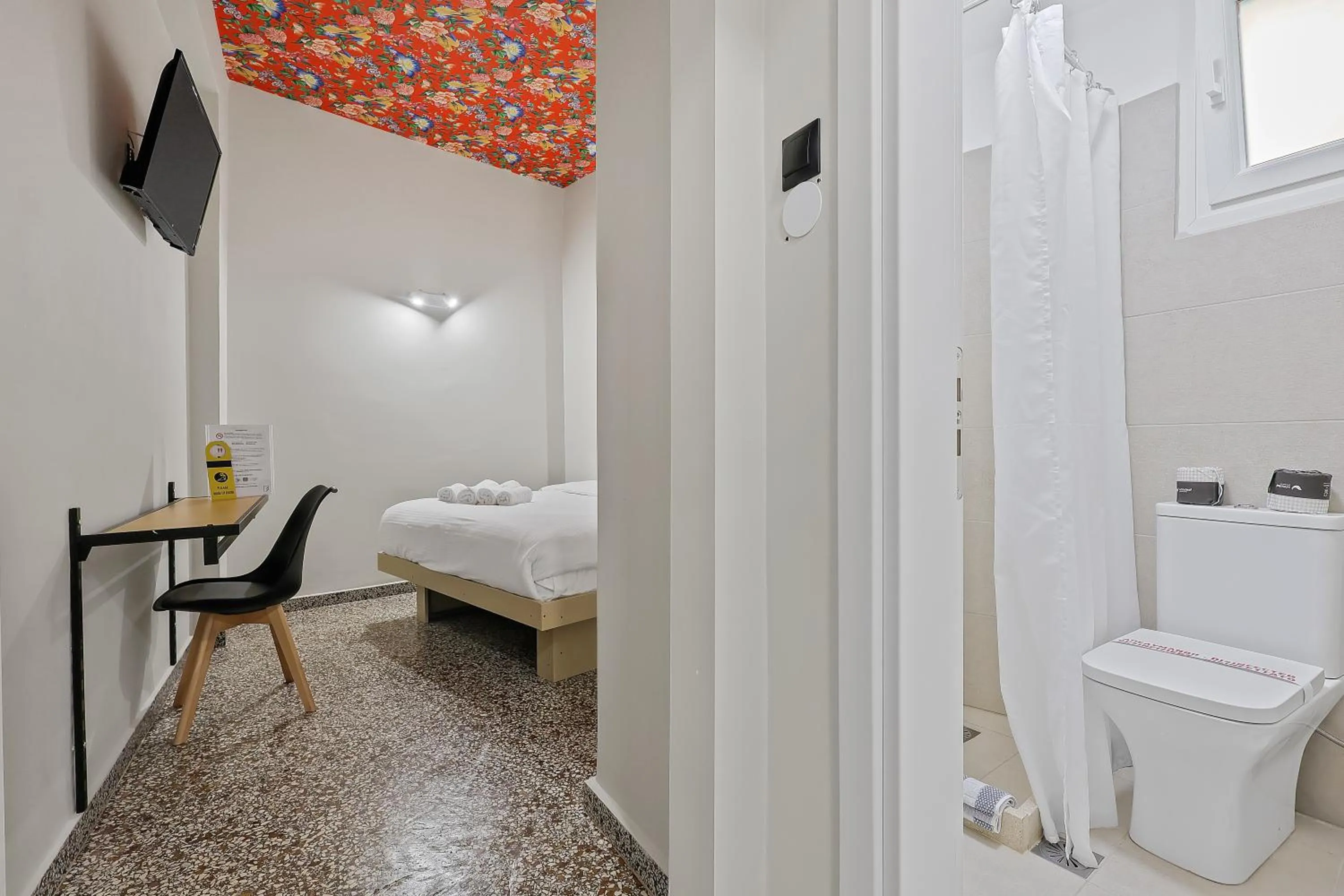 Shower, Bed in 7ATHENS