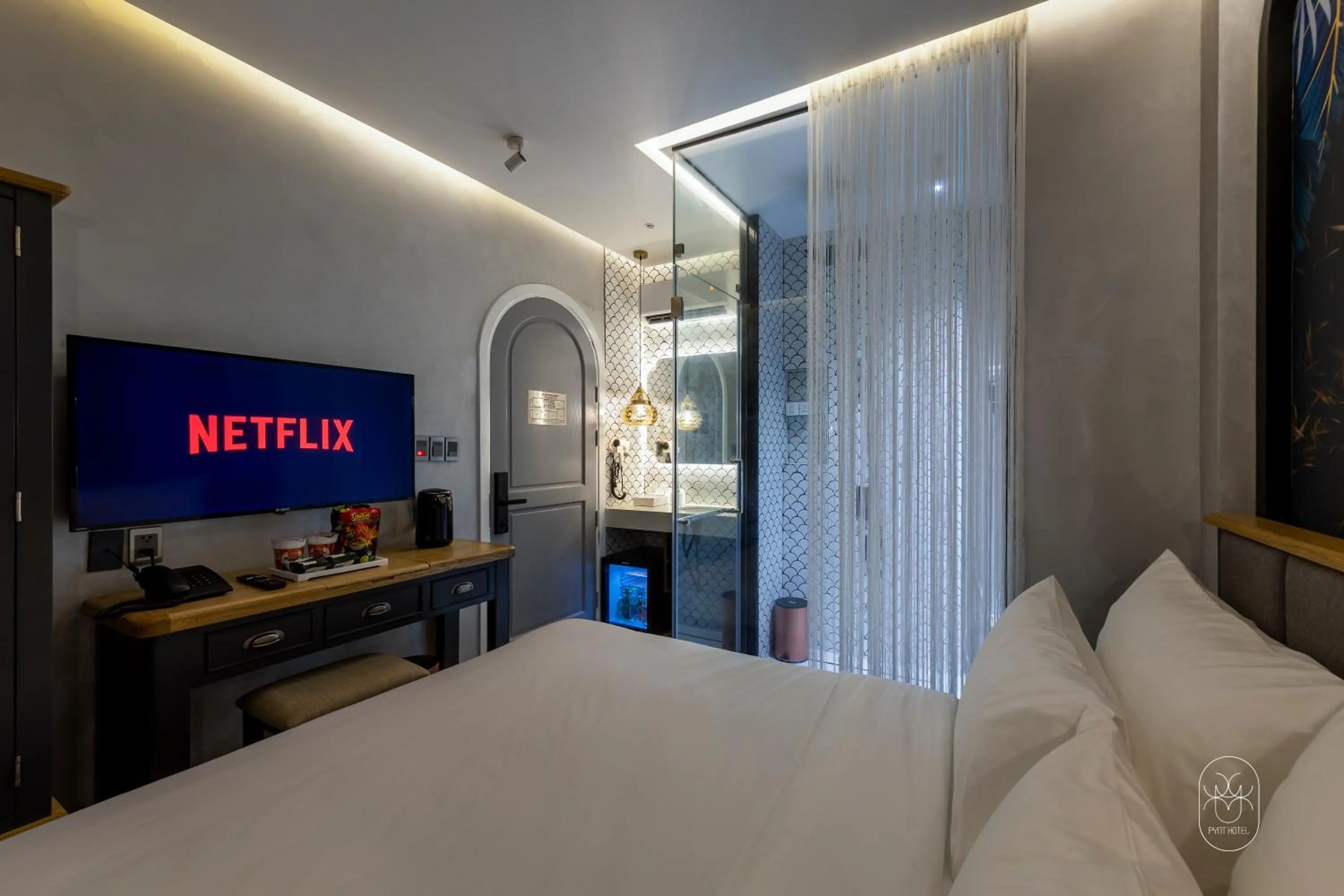 Communal lounge/ TV room, Bed in PYNT HOTEL