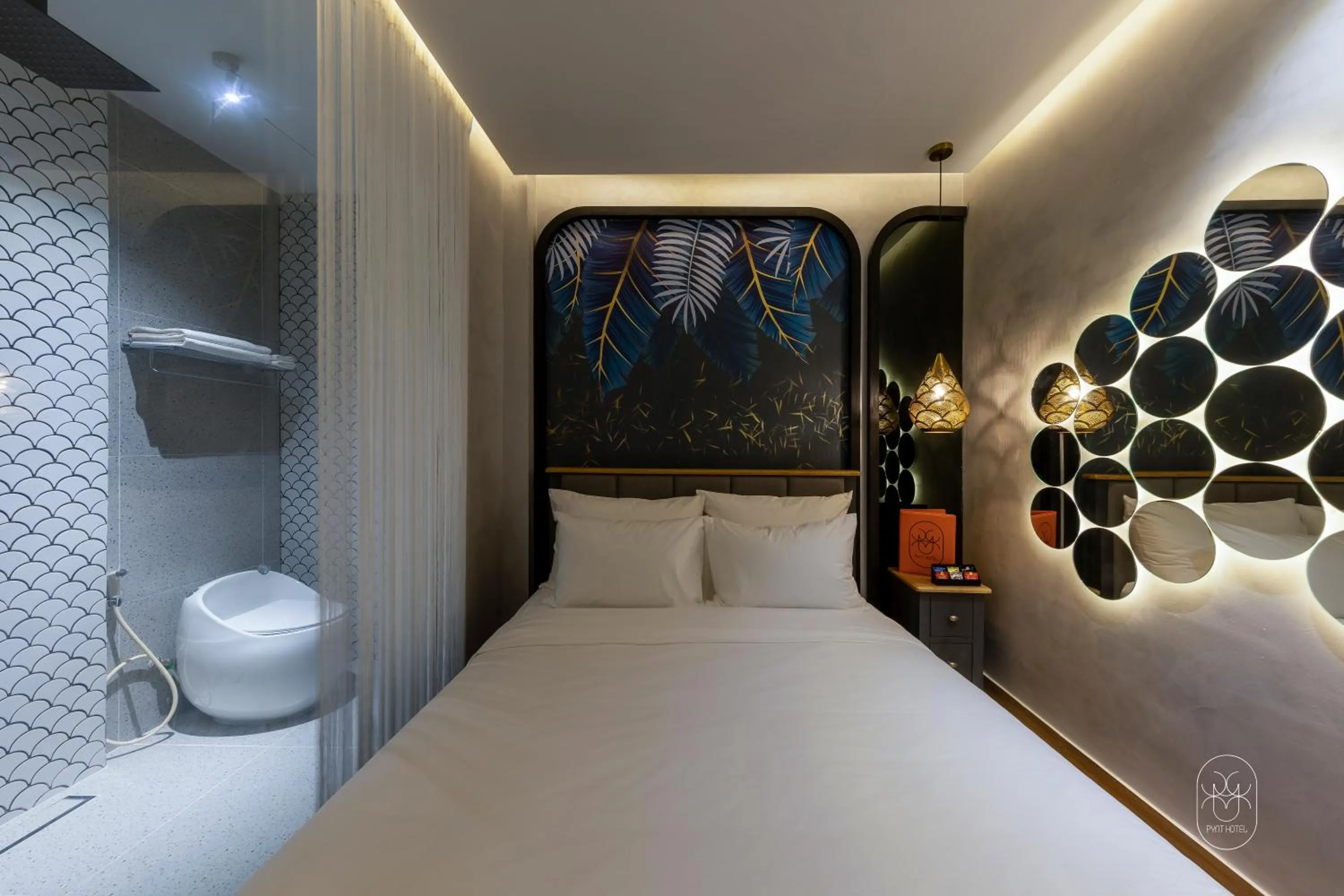 Shower, Bed in PYNT HOTEL