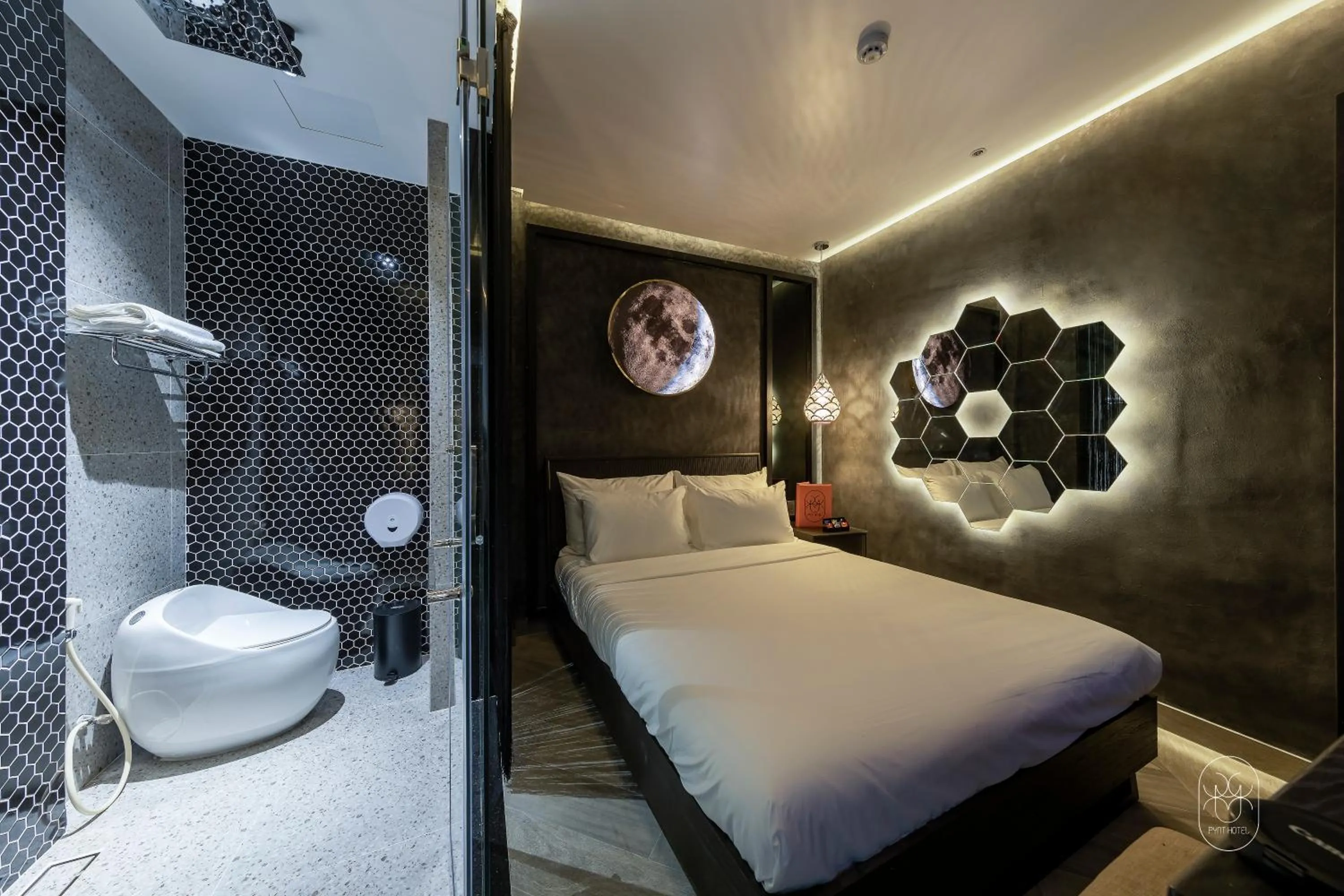 Shower, Bed in PYNT HOTEL