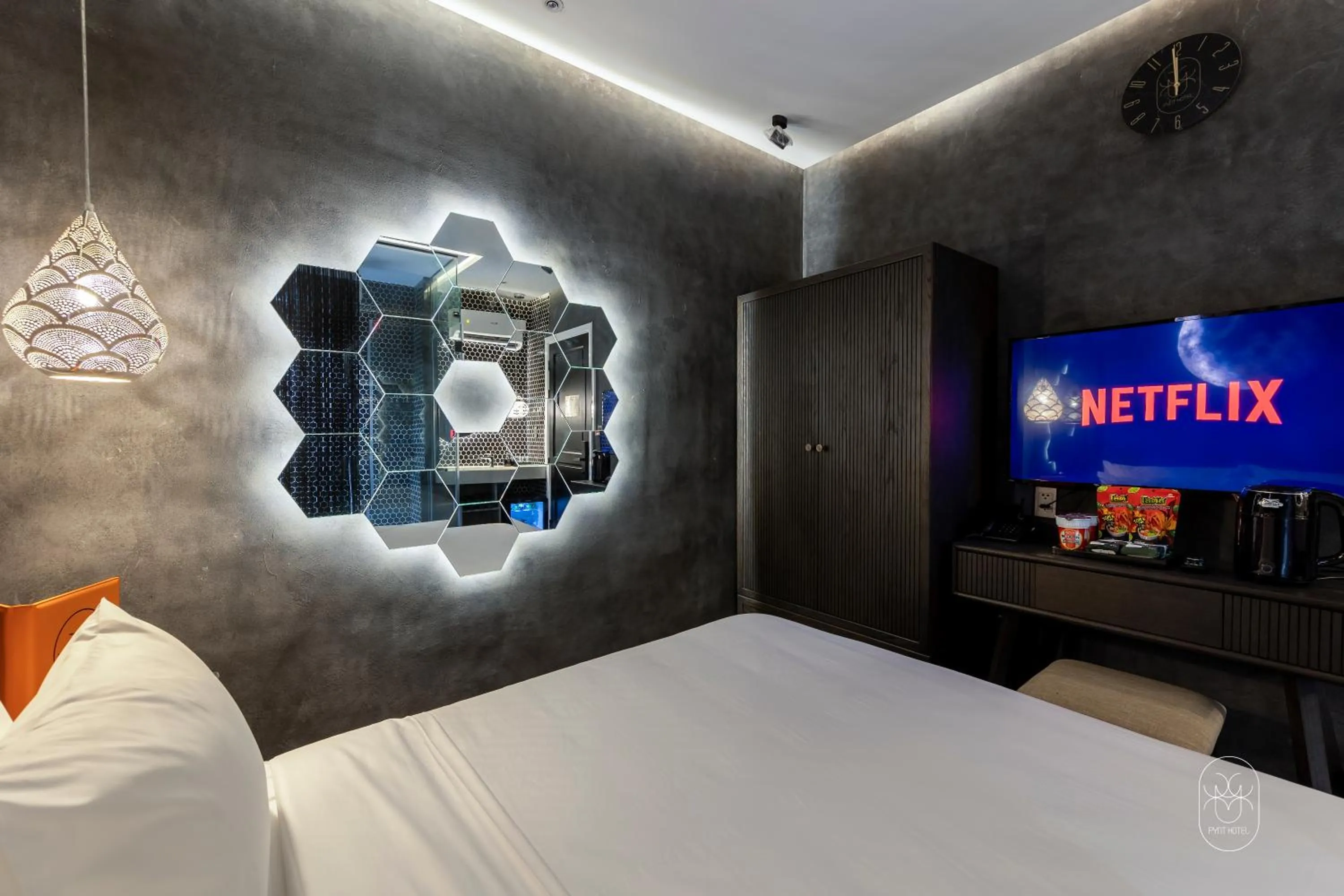 Communal lounge/ TV room, Bed in PYNT HOTEL