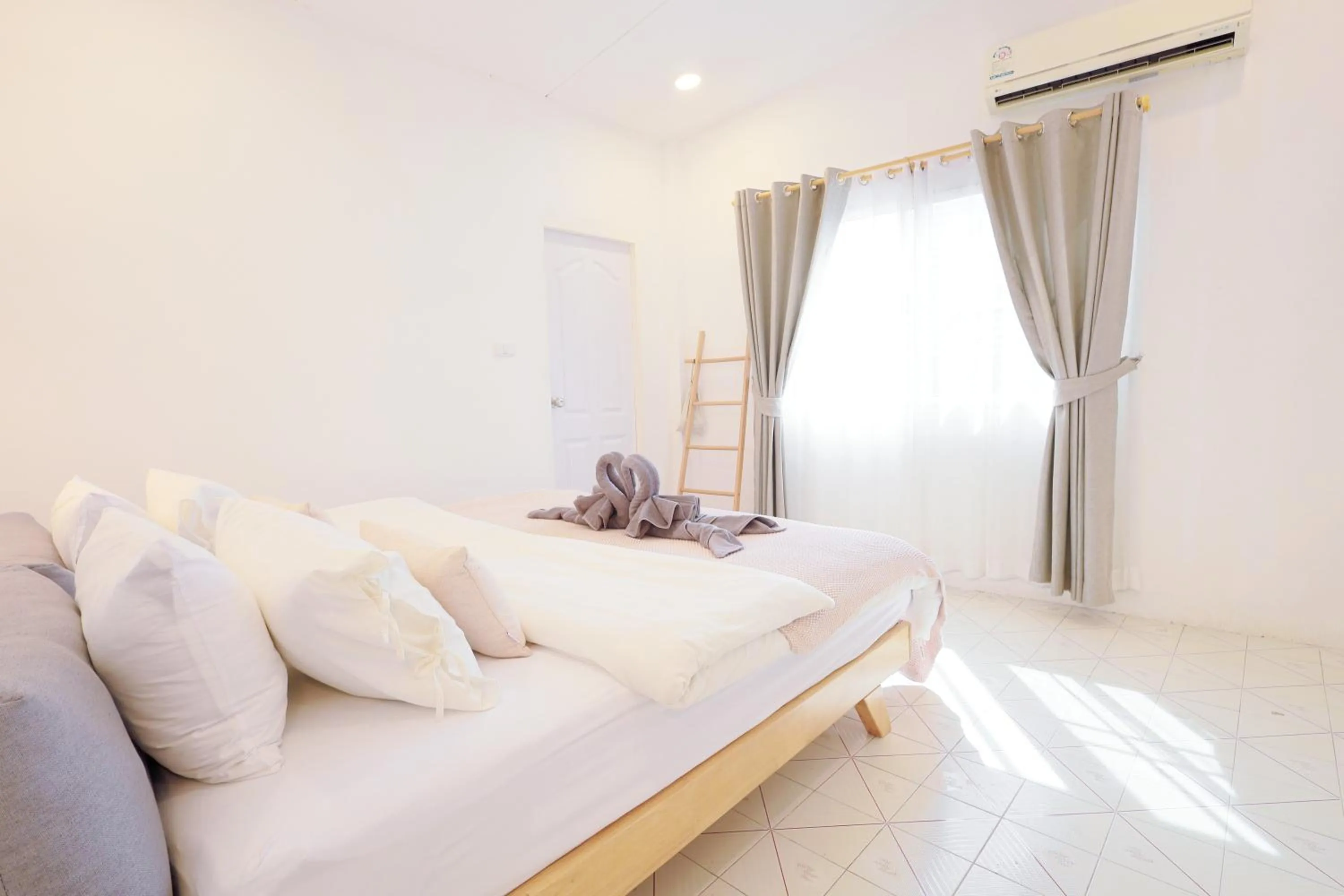 Bed in Ratchada Retreat Villa 2