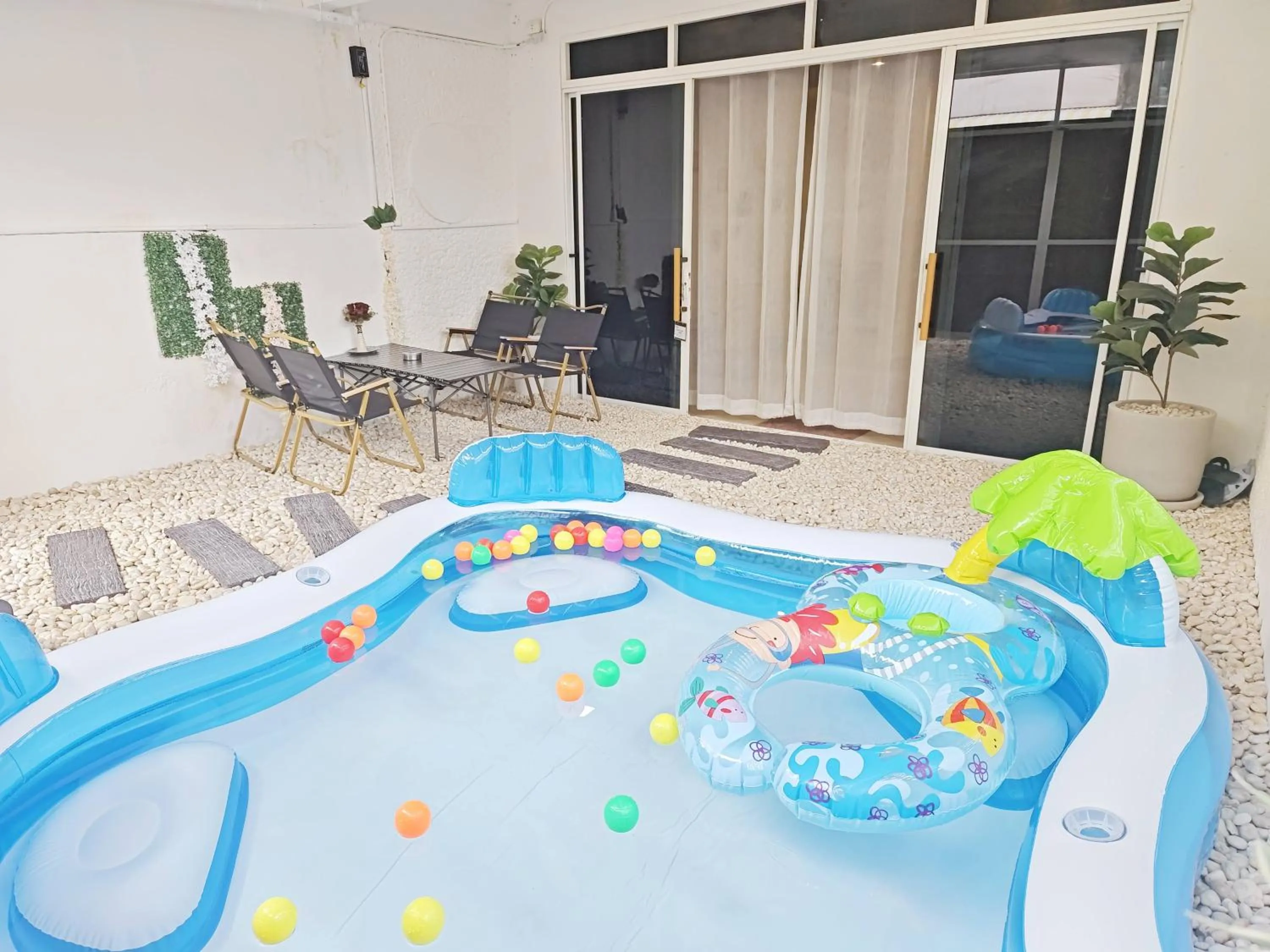 Swimming pool in Ratchada Retreat Villa 2