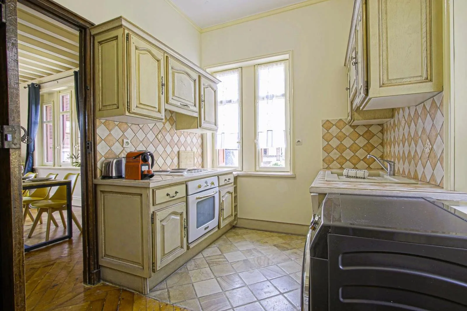 Kitchen or kitchenette in La Villa Bligny