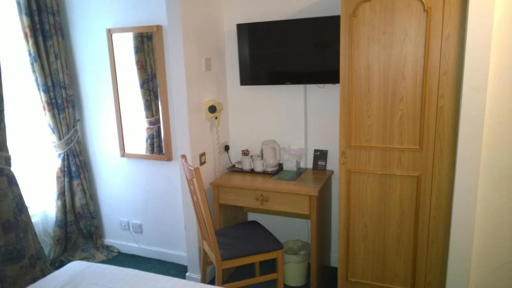 hair dresser, Bed in Berjaya Eden Park London Hotel