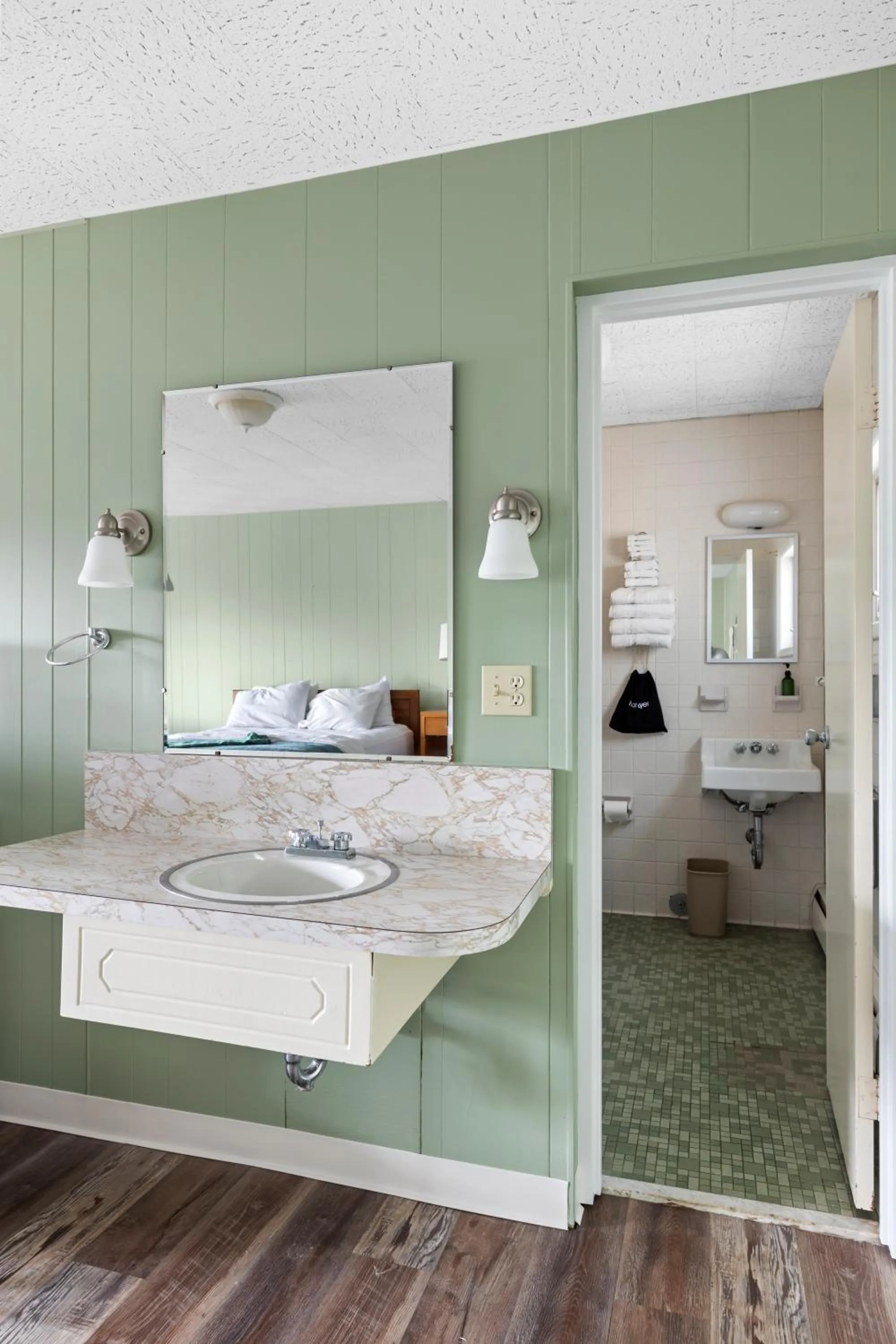 Bathroom, Bed in Motel Bear Lake