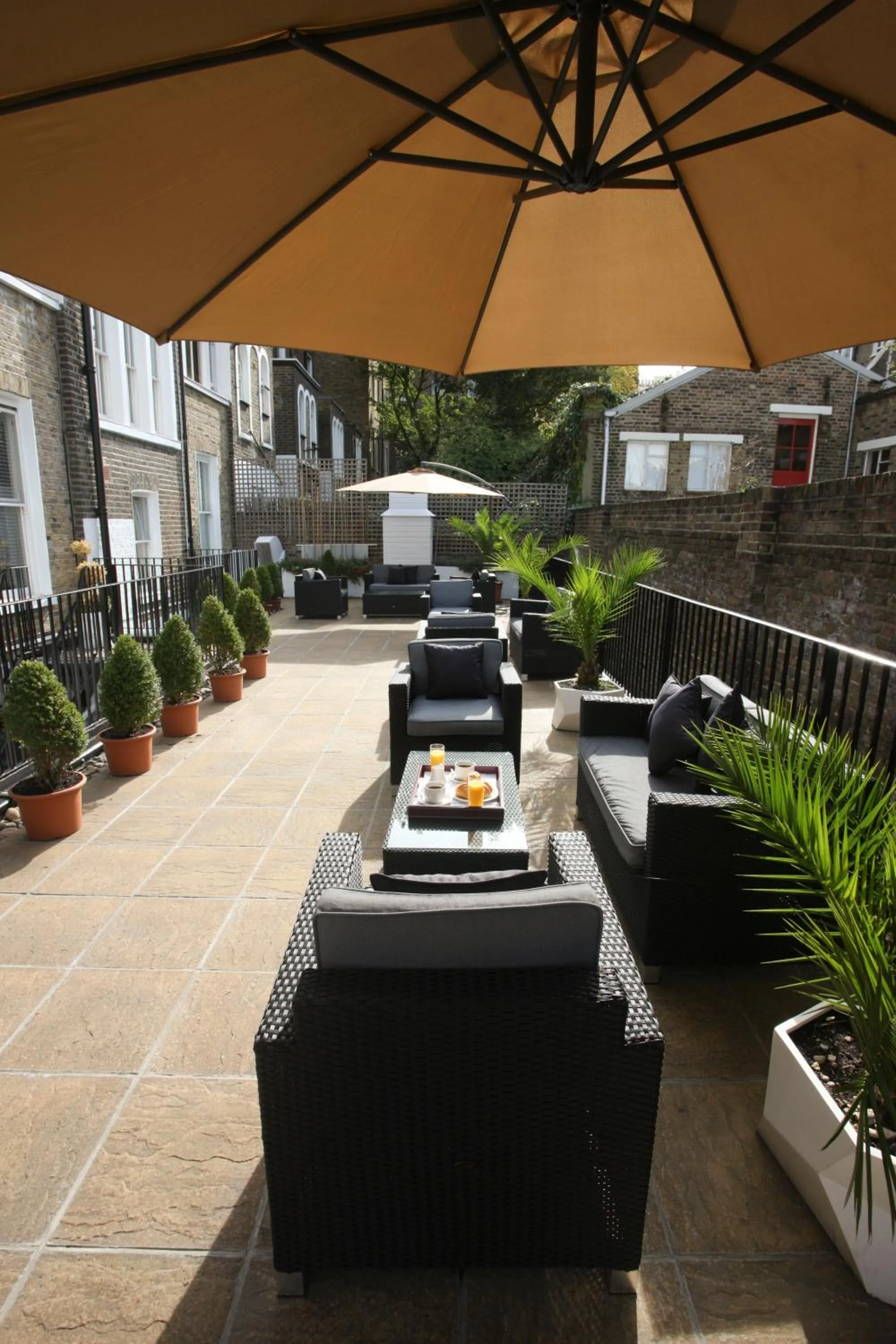 Patio in New Linden Hotel