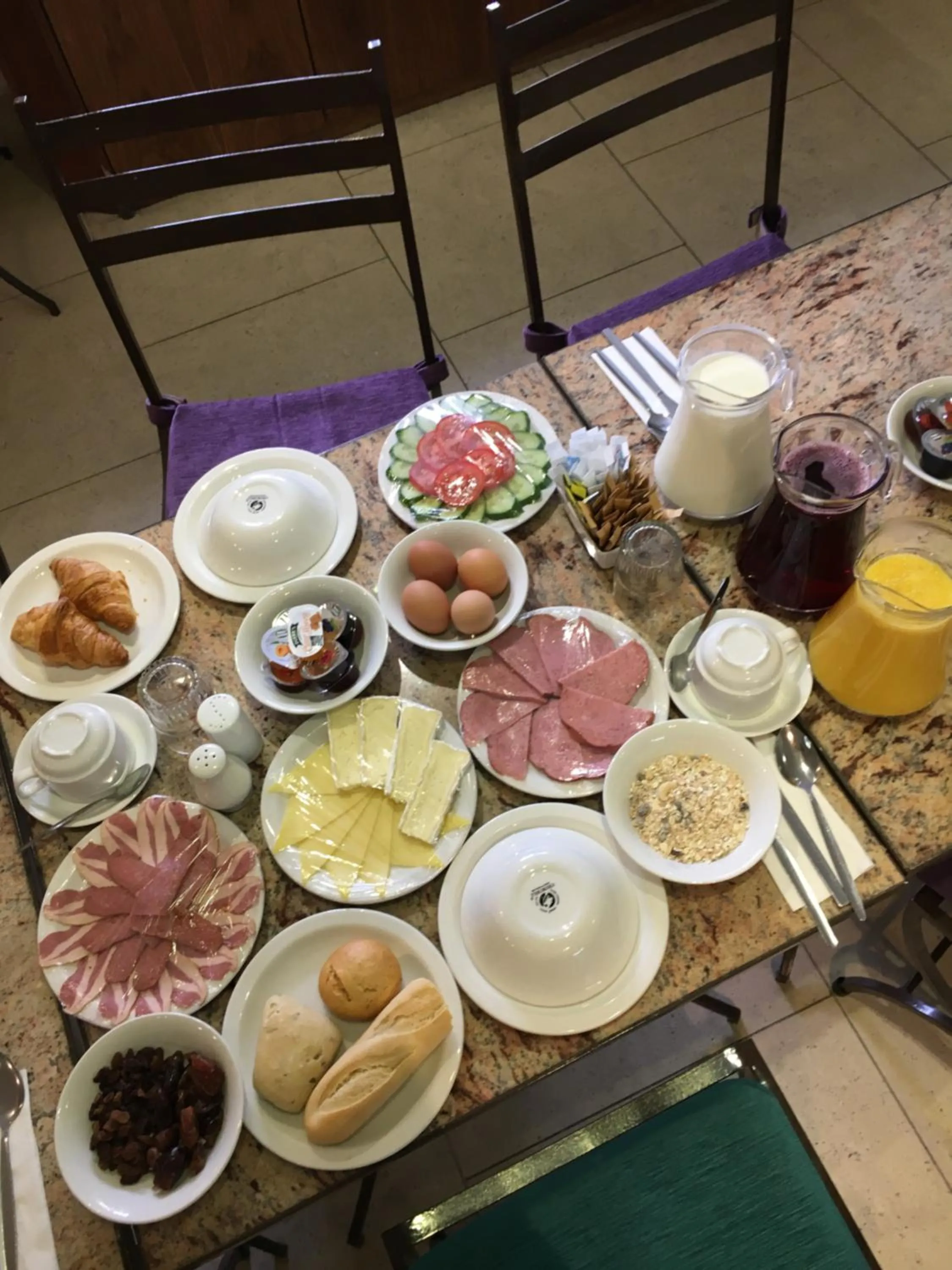 Food and drinks in New Linden Hotel