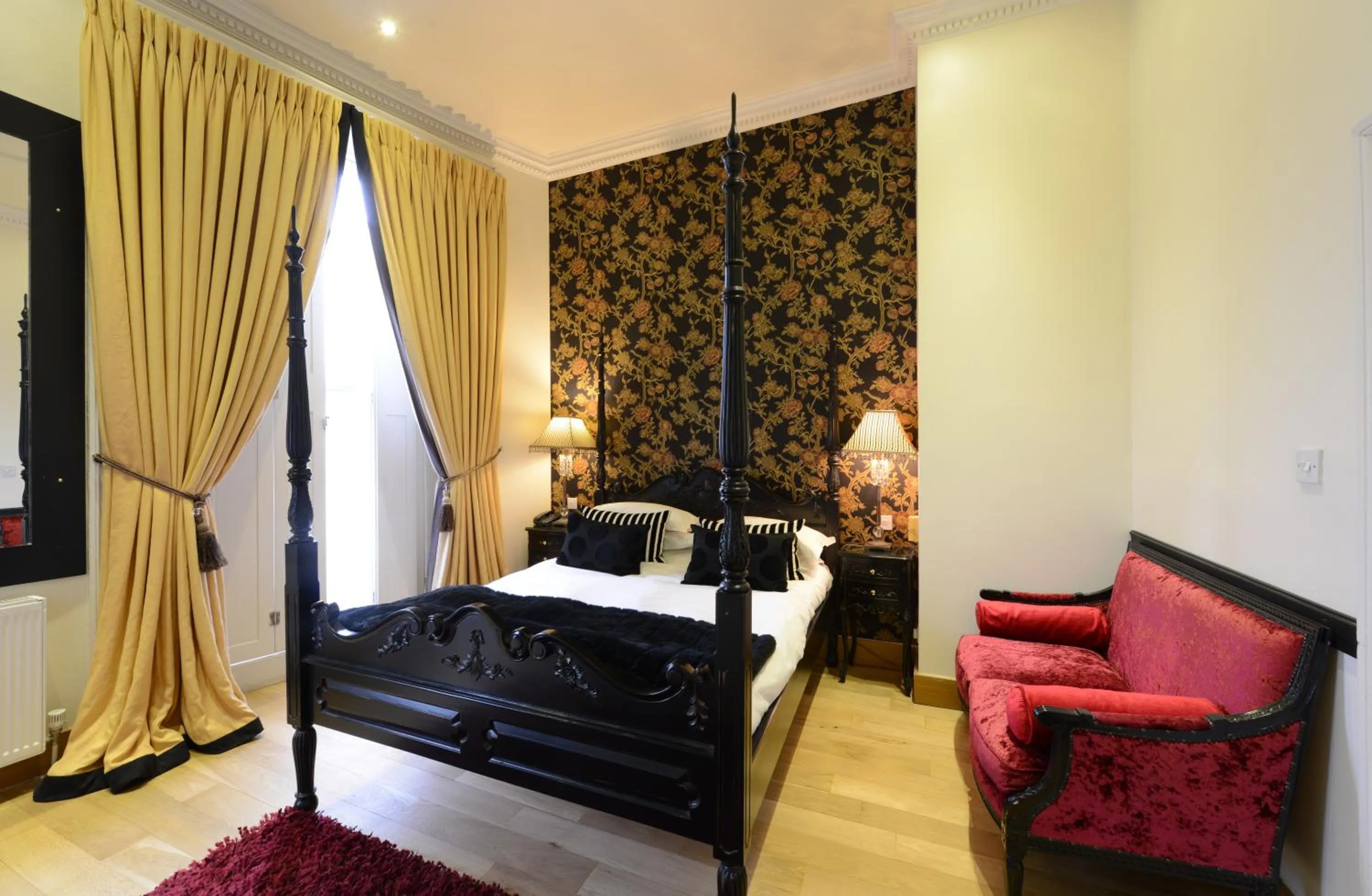 Bed in New Linden Hotel