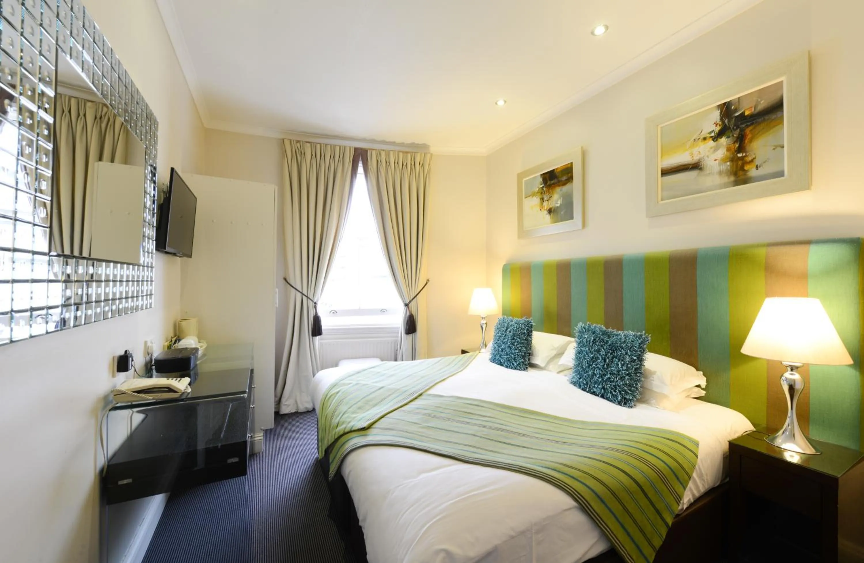 Bed in New Linden Hotel