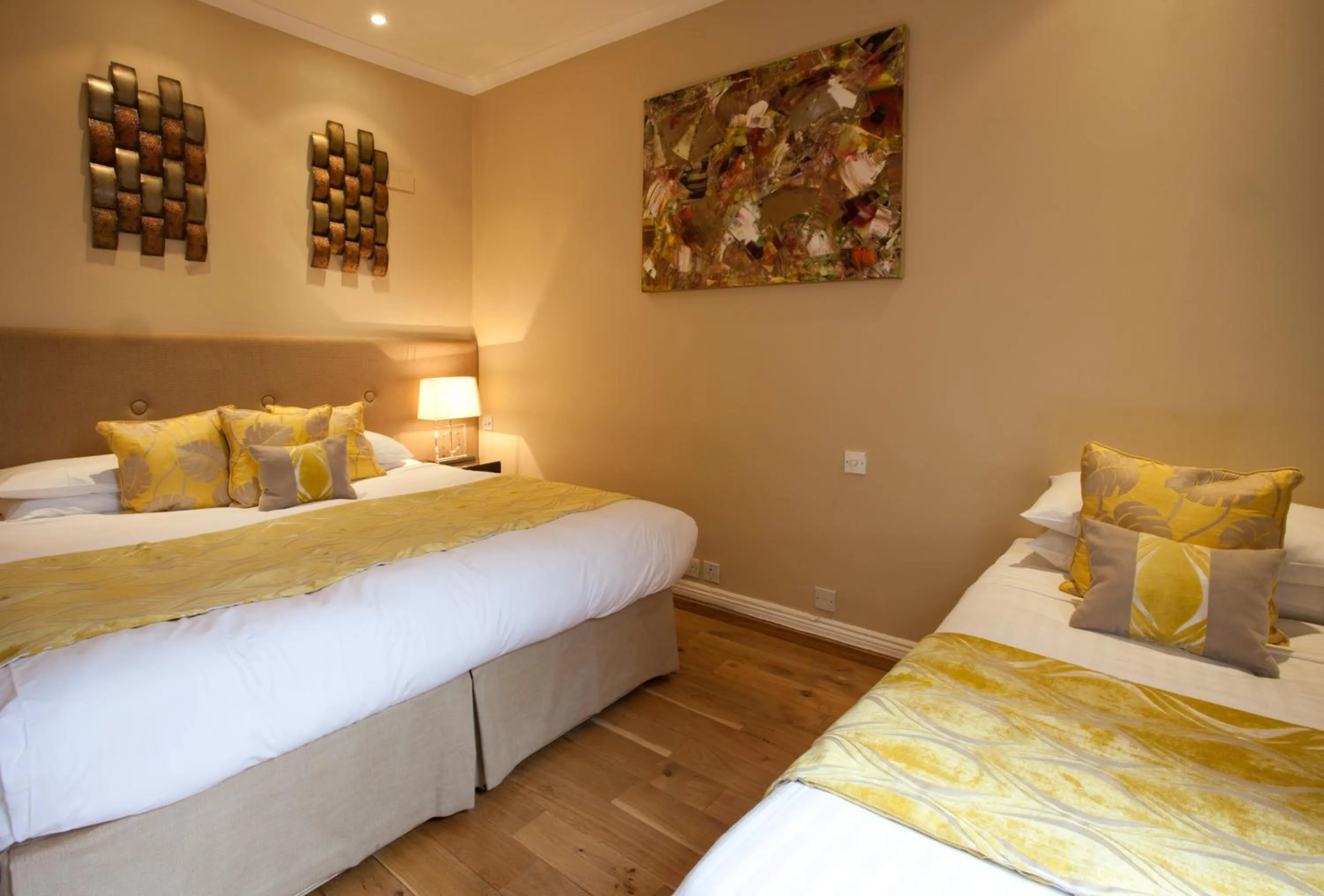 Bed in New Linden Hotel