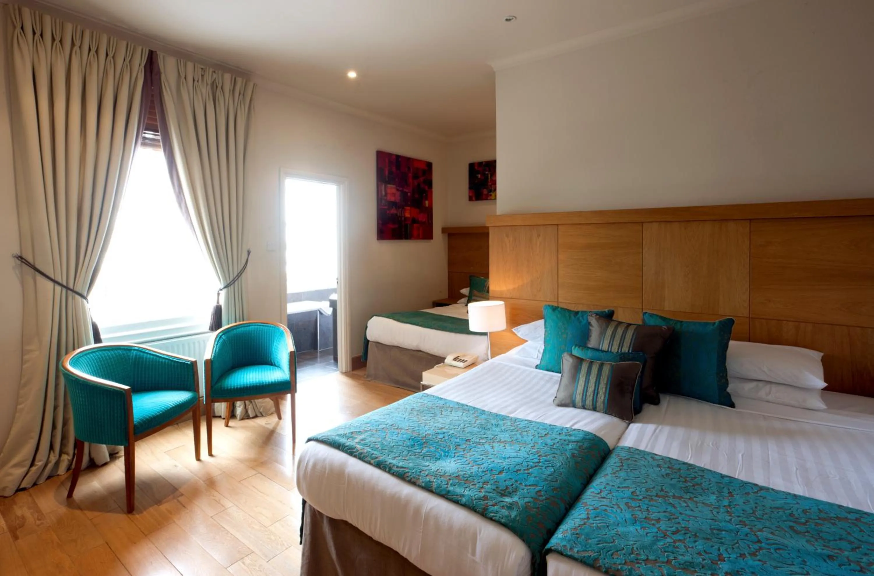 Bed in New Linden Hotel