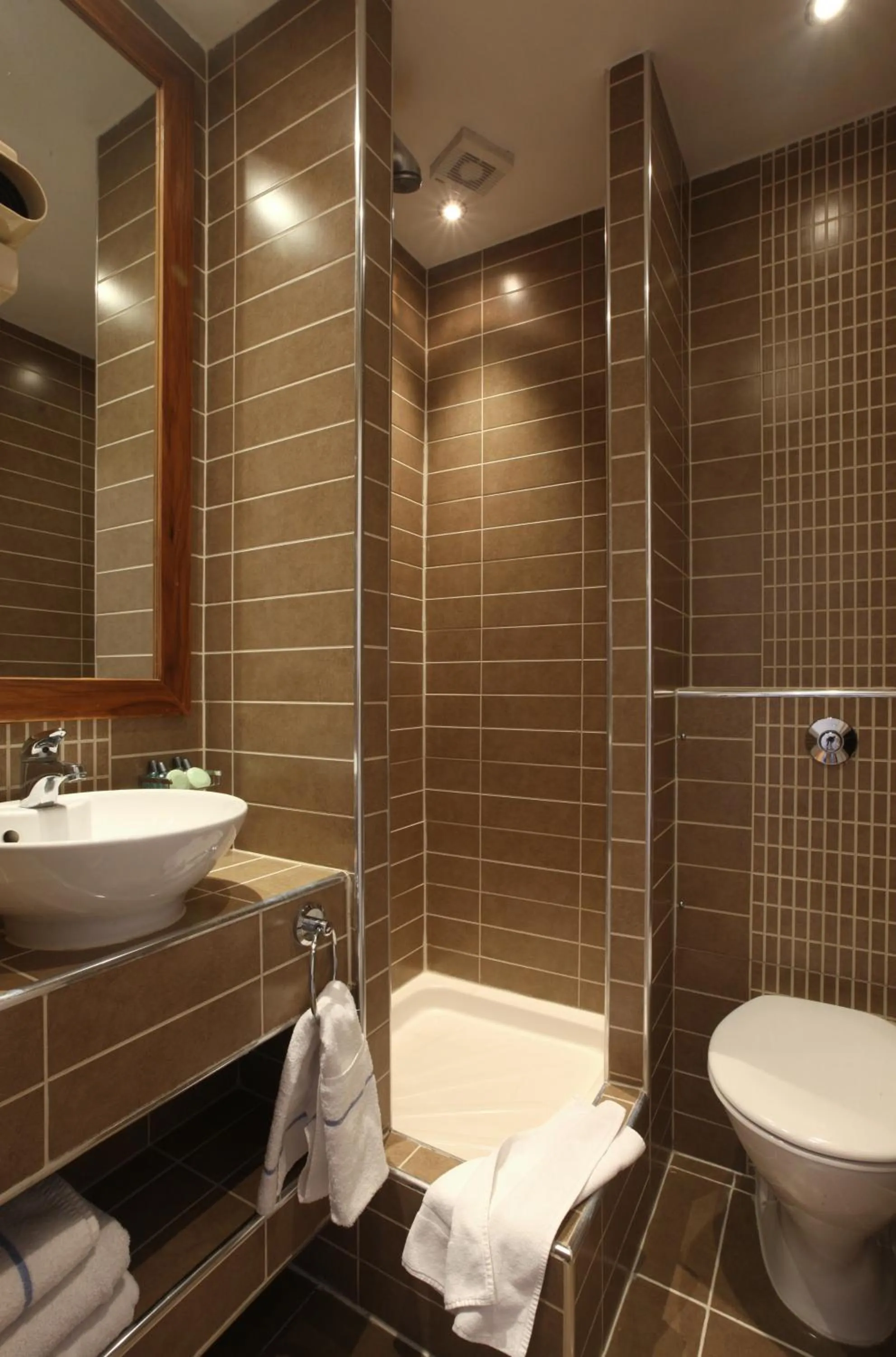 Shower in New Linden Hotel