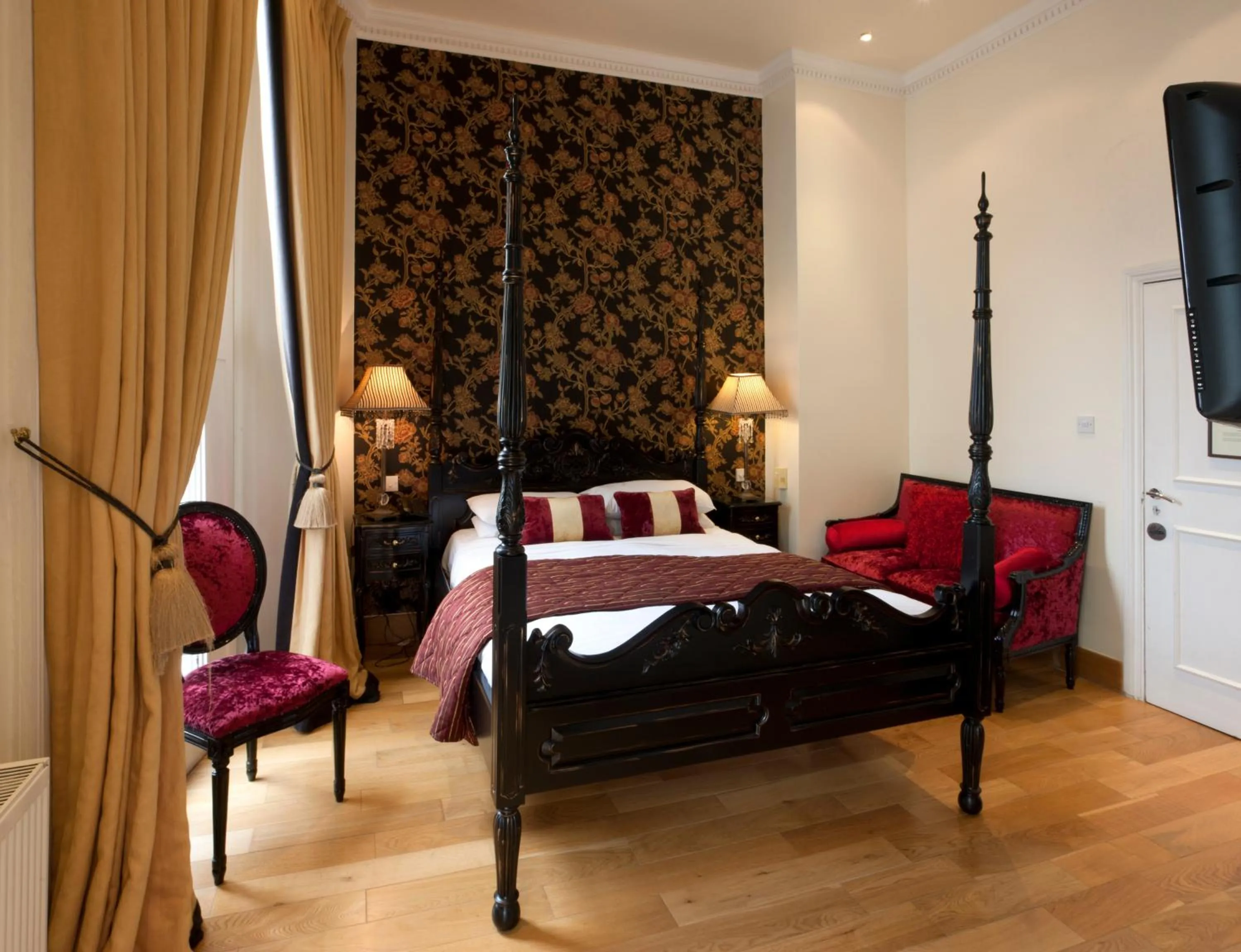 Bed in New Linden Hotel