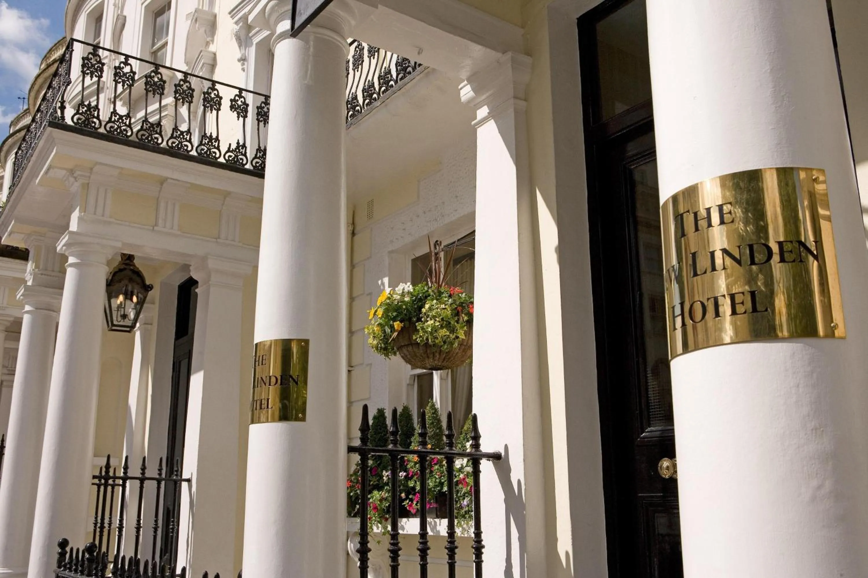 Facade/entrance in New Linden Hotel